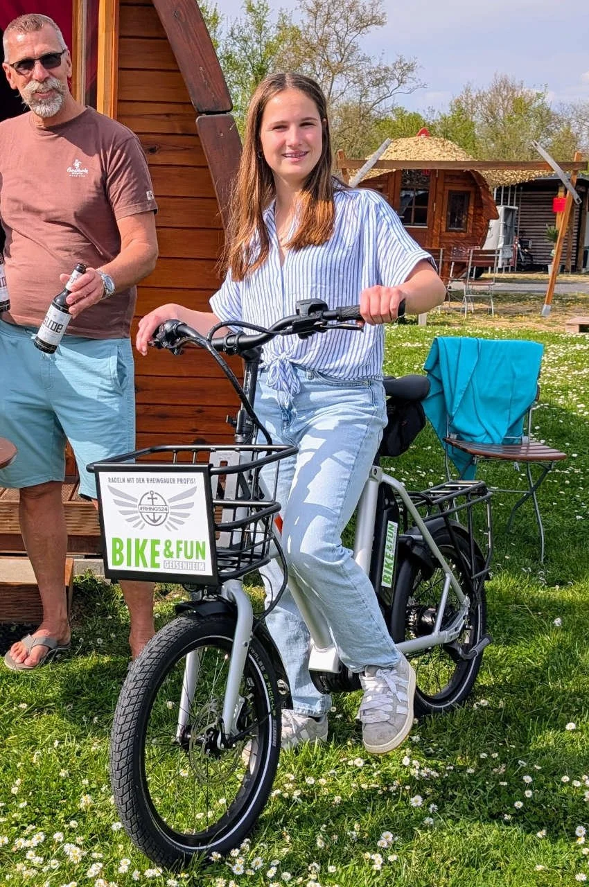 Frau hält mit dem Fahrrad vor einen Pod