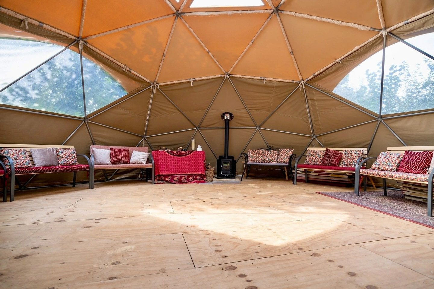 ✨ The Dome

Surrounded by nature and filled with natural light, our Dome is a place to slow down, connect, and share time together. Inside, the gentle curves and calm atmosphere create a feeling of ease and openness. It&rsquo;s a space where everyday
