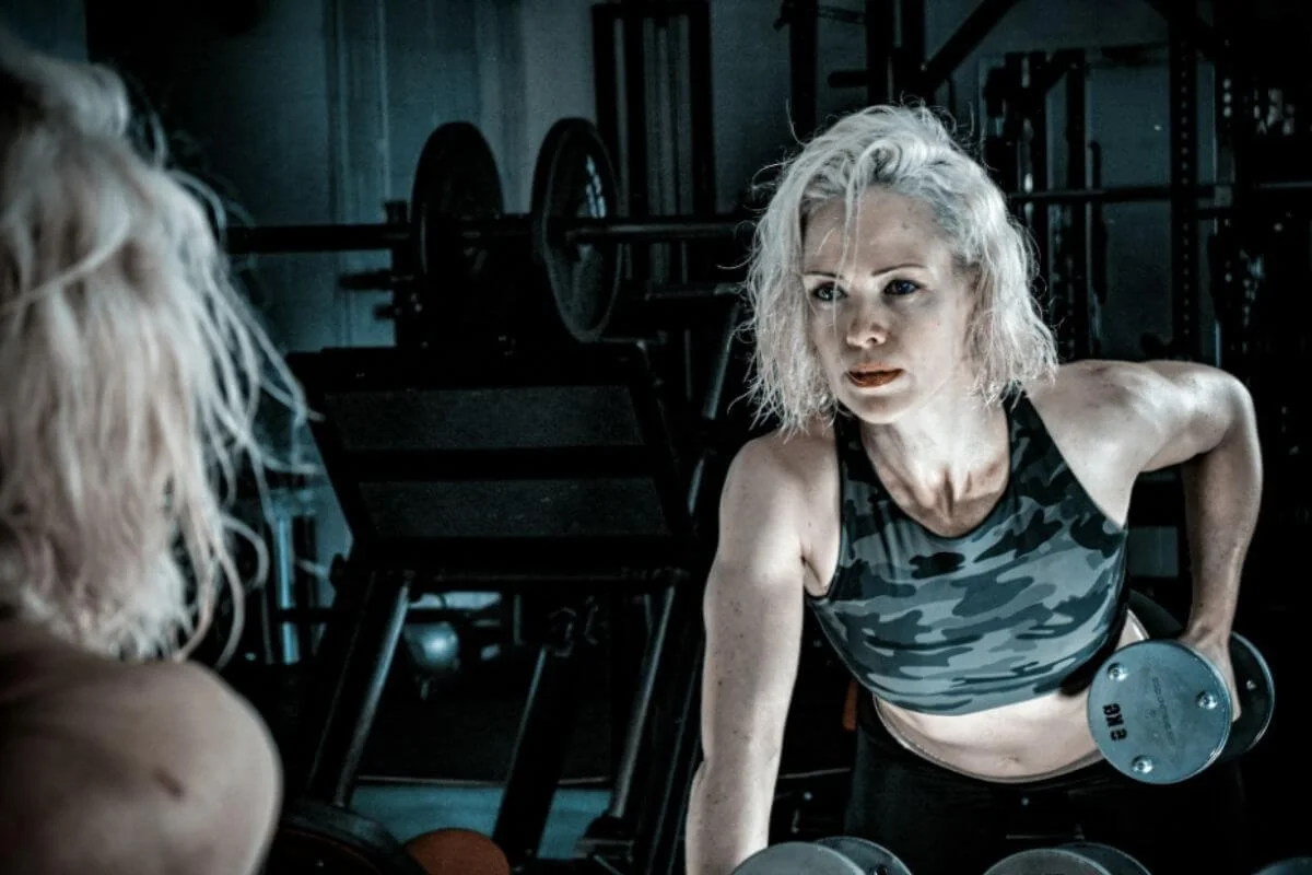 Woman at the gym lifting a dumbbell