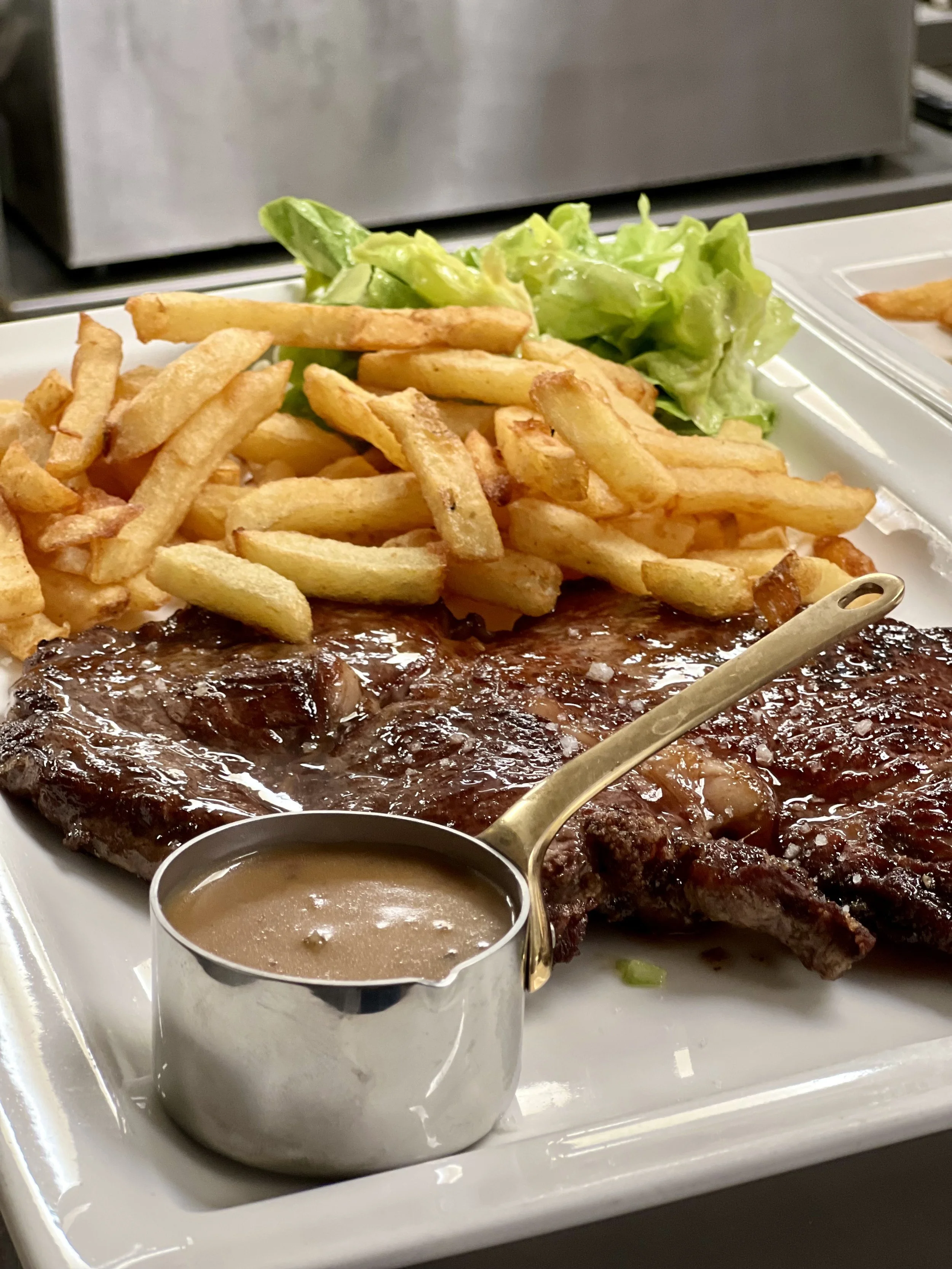 Entrecôte, frites sauce poivre au Grand Café de Granville