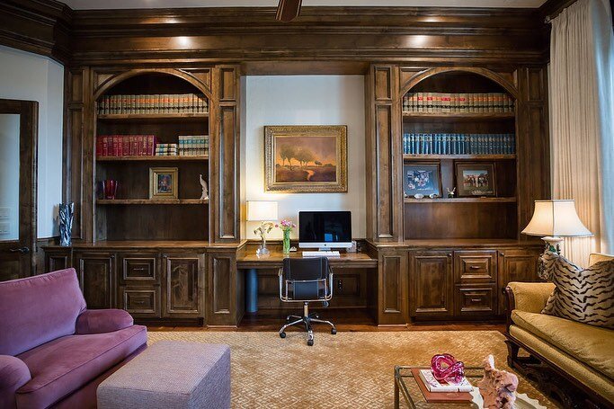 This home office, with rich dark wood and subtle pops of color, radiates a sophisticated ambiance. 📚💼 #kathebakerdesign
&bull;
&bull;
&bull;
#interiordesign #houstondesign #designdetails #homedesign #homesweethome