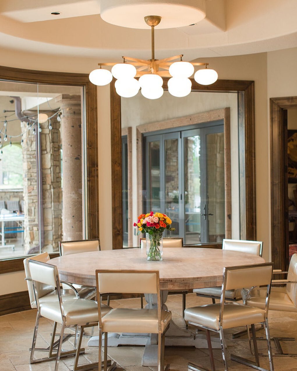 Gather &lsquo;round one of our most favorite breakfast tables, paired with modern chairs and a unique light fixture. ✨🍽️💡 #kathebakerdesign
&bull;
&bull;
&bull;
#interiordesign #houstondesign #designdetails #homedesign #homesweethome