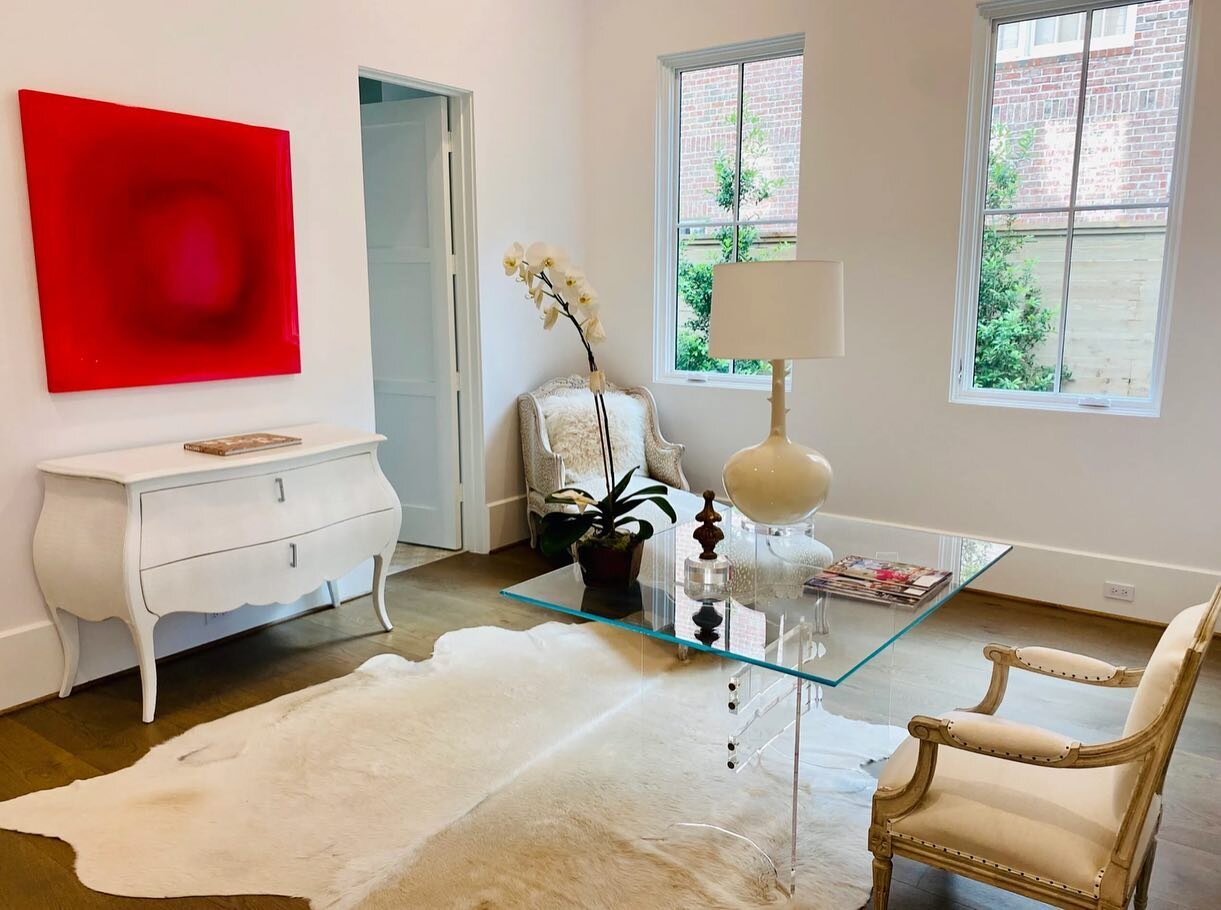 Swipe to see the transformation of this home office. With a serene feeling and a bright unexpected pop of color, it&rsquo;s now a space that truly stands out. #kathebakerdesign #REFINEHomeStaging 
&bull;
&bull;
&bull;
#interiordesign #houstondesign #