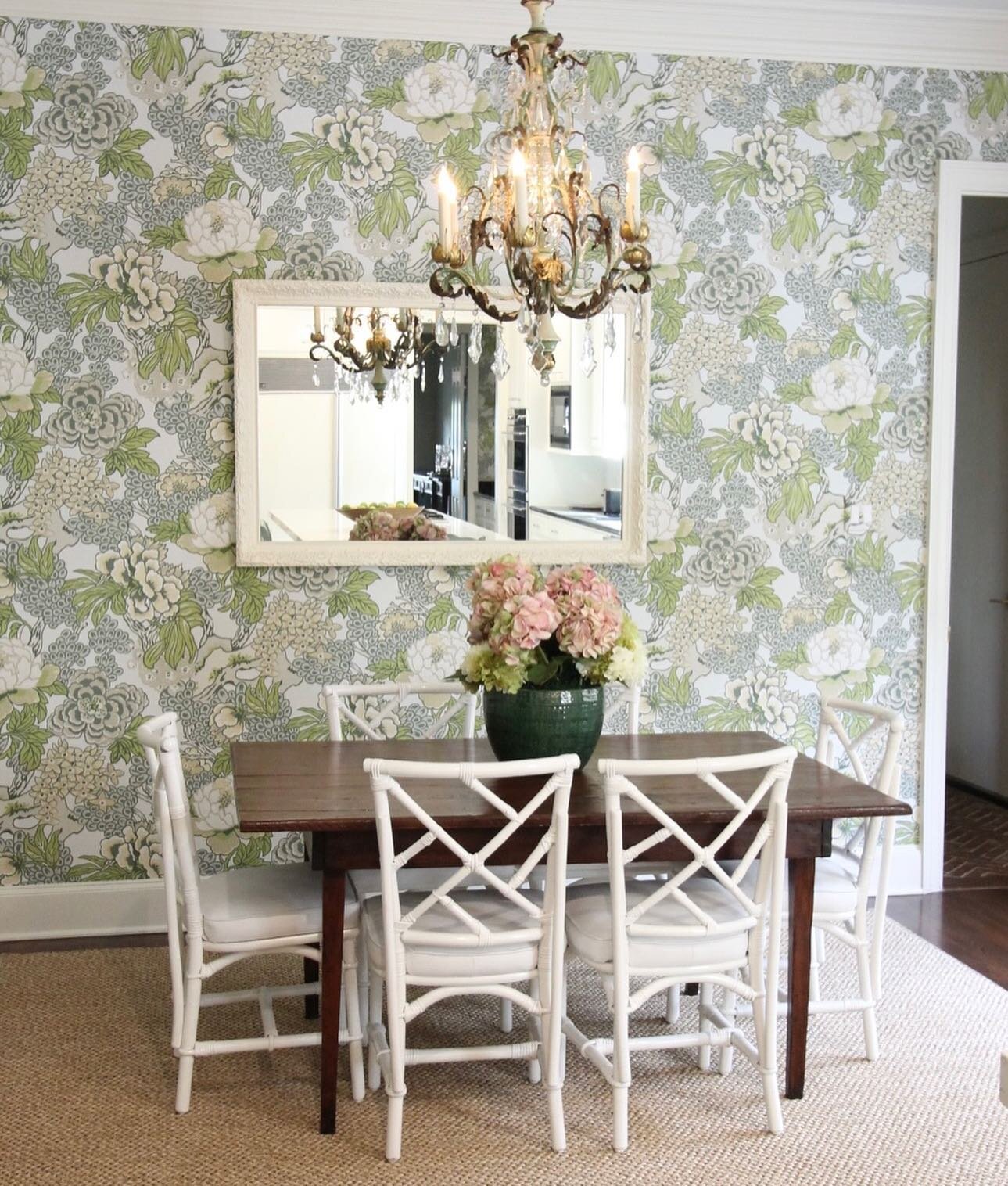 Spring has sprung in this charming breakfast room! 🌸 We&rsquo;re embracing this season with floral wallpaper, an elegant chandelier, and fresh blooms. 🌿 #kathebakerdesign
&bull;
&bull;
&bull;
#interiordesign #houstondesign #designdetails #homedesig