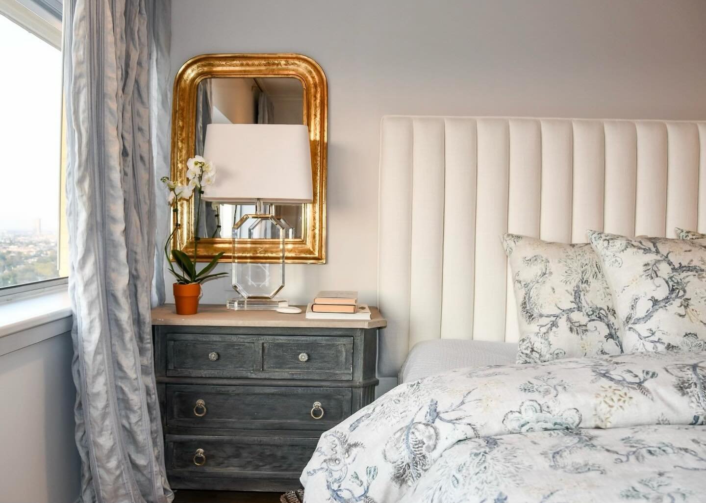 Rustic yet refined. 🌙✨ This nightstand brings warmth and character to the bedside. The perfect peaceful place to unwind after a long day. #kathebakerdesign
&bull;
&bull;
&bull;
#interiordesign #houstondesign #designdetails #homedesign #homesweethome