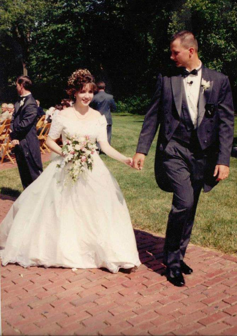 Wedding%20%206.5.1993%20Kelly%20and%20Sandi%20Peters%20aisle.png
