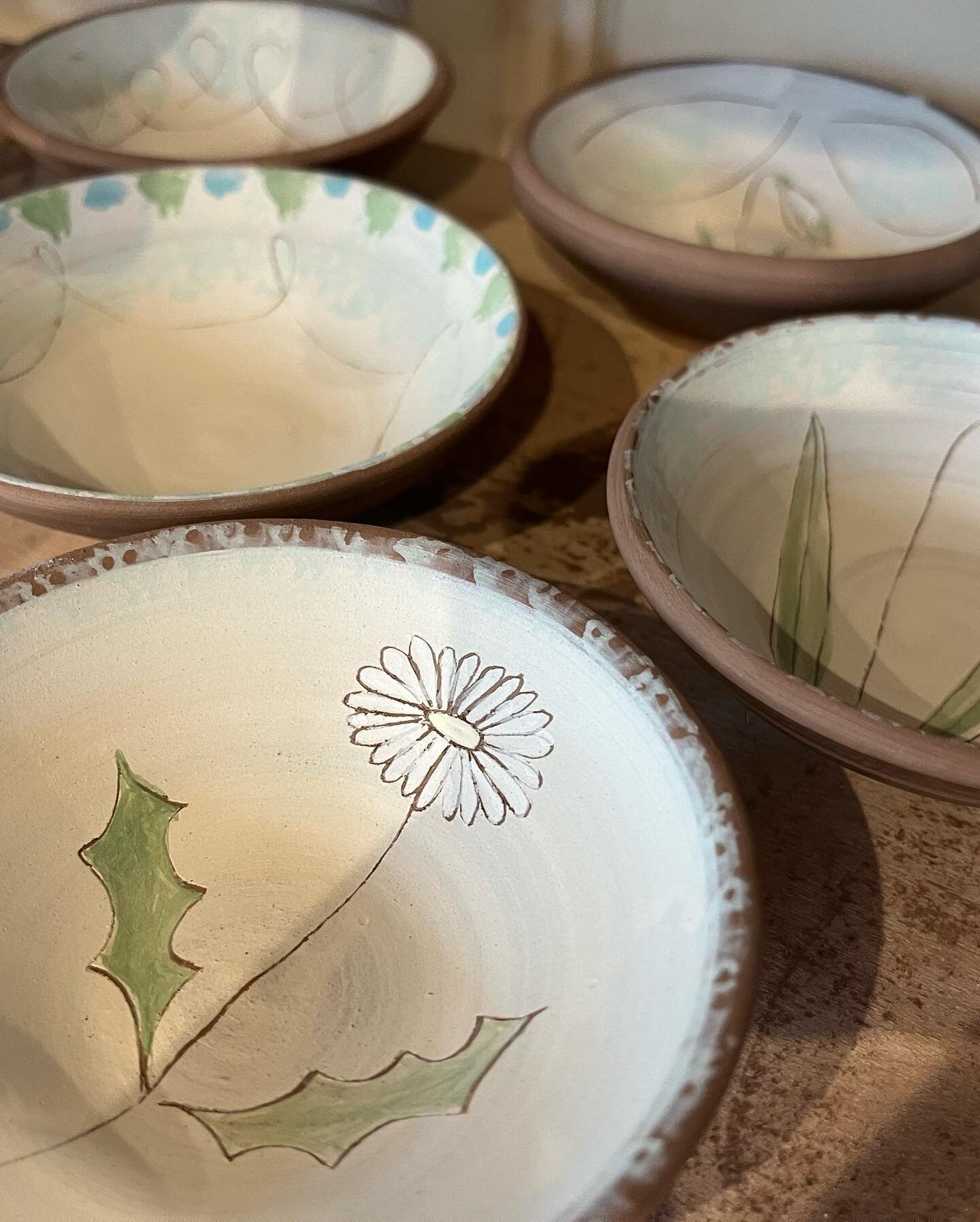There are so many stages to creating ceramics, some easier to grasp than others. In the pottery this weekend we did two firings, threw candle sticks which are particularly pleasing, slipped mugs and decorated bowls. All in all a perfect weekend! 〰️ 〰