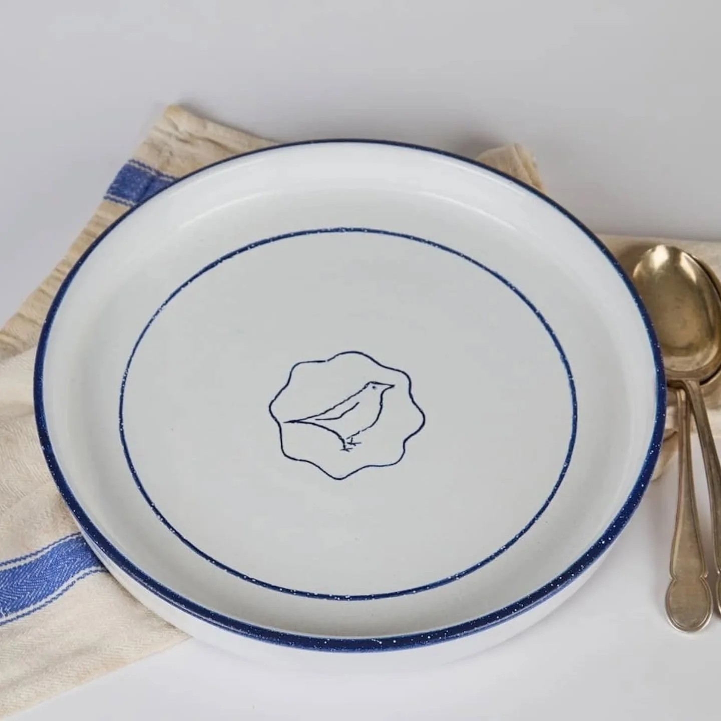 🎄The perfect baking and serving to the table  Christmas dish, such a useful size and so pretty. Christmas is in the air 🎄

Links to our website and Etsy where these are available can be found in our bio.

#ceramicstudio #ceramicartist #studiolife