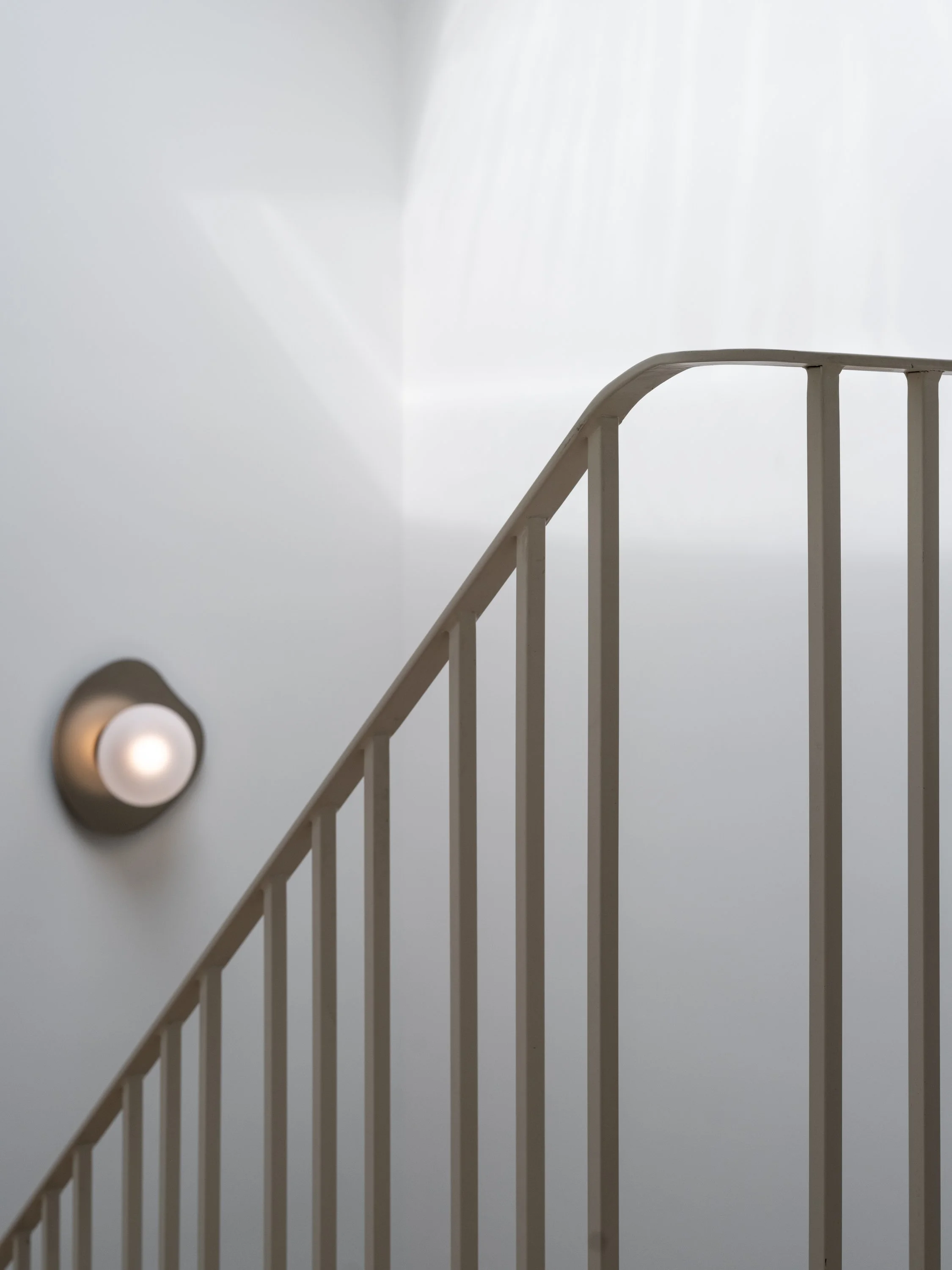 Détail de fabrication de l’escalier sur mesure Trafalgar mettant en valeur les proportions du garde-corps en acier thermolaqué, la finesse des lignes et le savoir-faire de StairPro.

