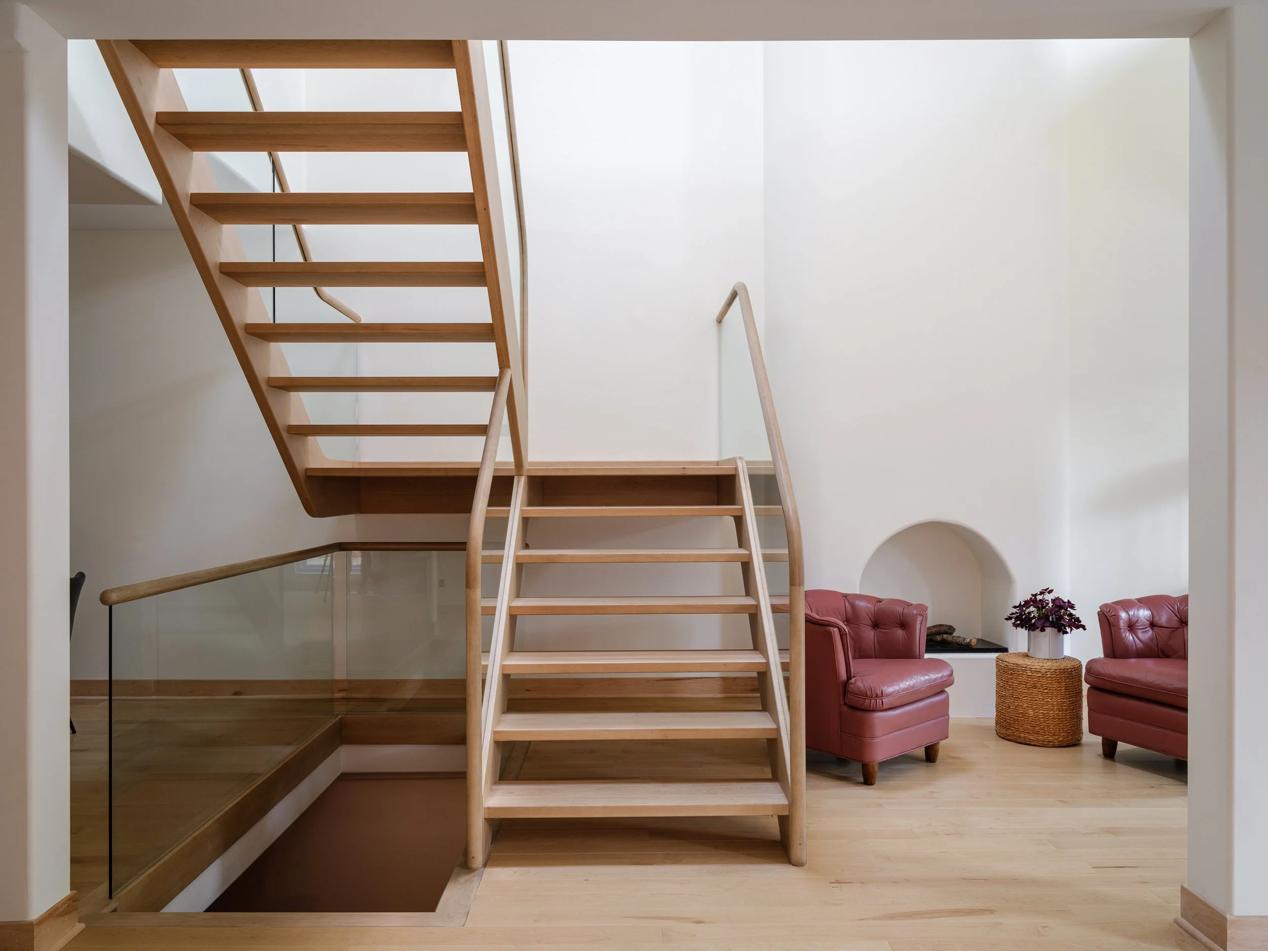 Escalier architectural sur mesure en érable massif dans une résidence lumineuse de Villeray, à Montréal.