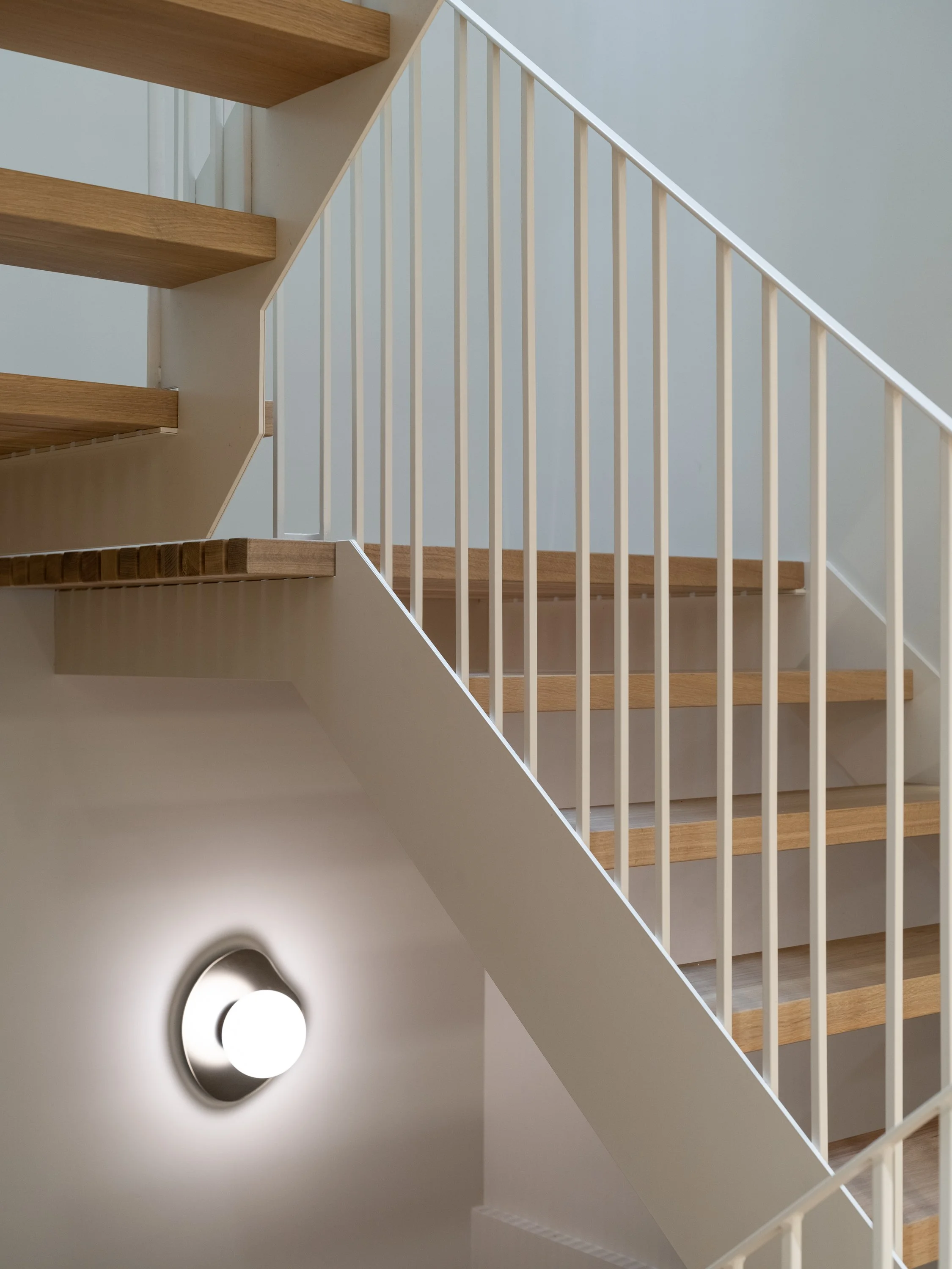 Projet Signature Trafalgar, un escalier architectural initialement pensé par Hessa Design, puis peaufiné, fabriqué et installé sur mesure par StairPro.
