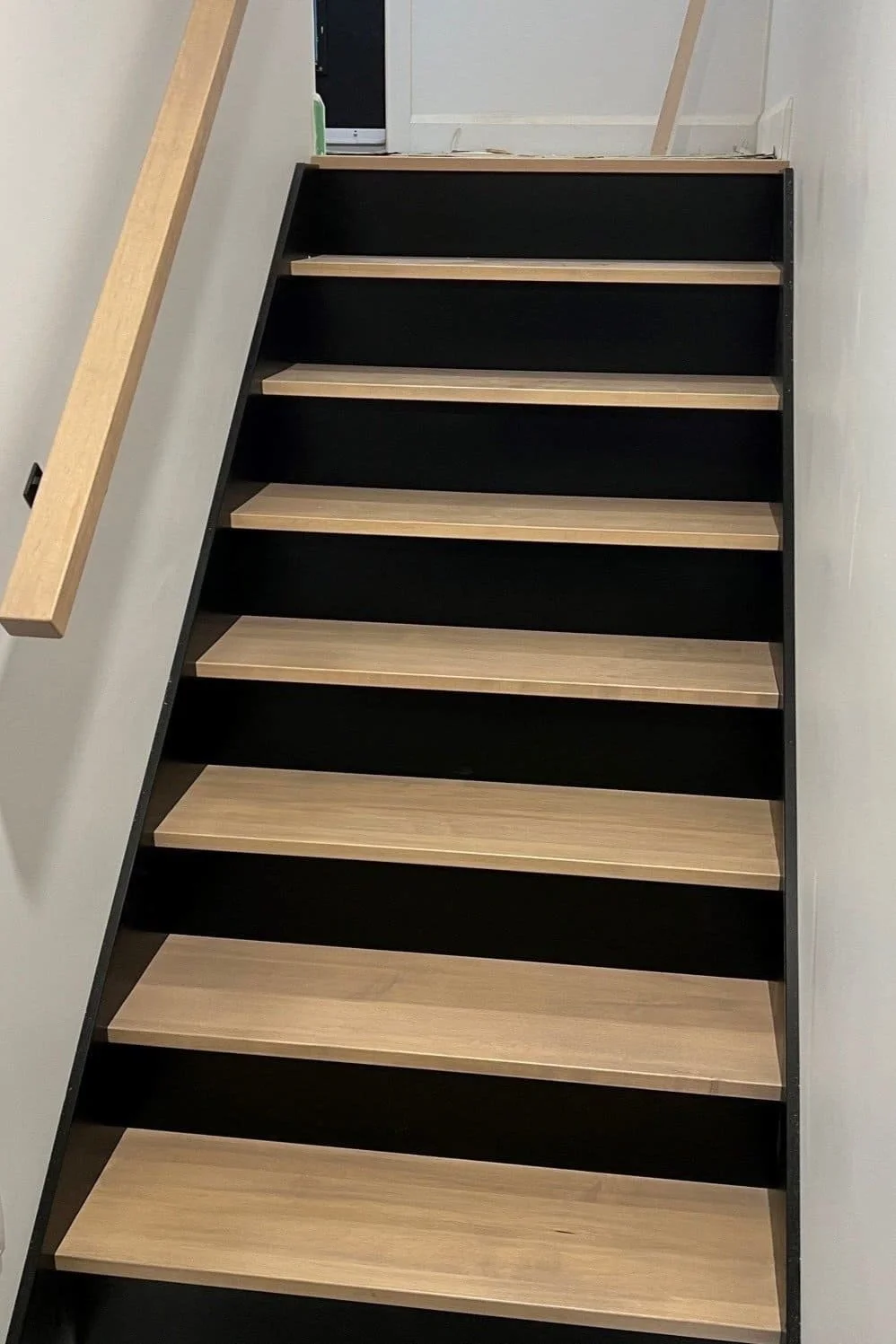 OPT_Escalier+fermé+avec+garde-corps+(rampes)+en+verre+sur+poteaux+en+acier+et+main-courante+en+bois_3.jpg