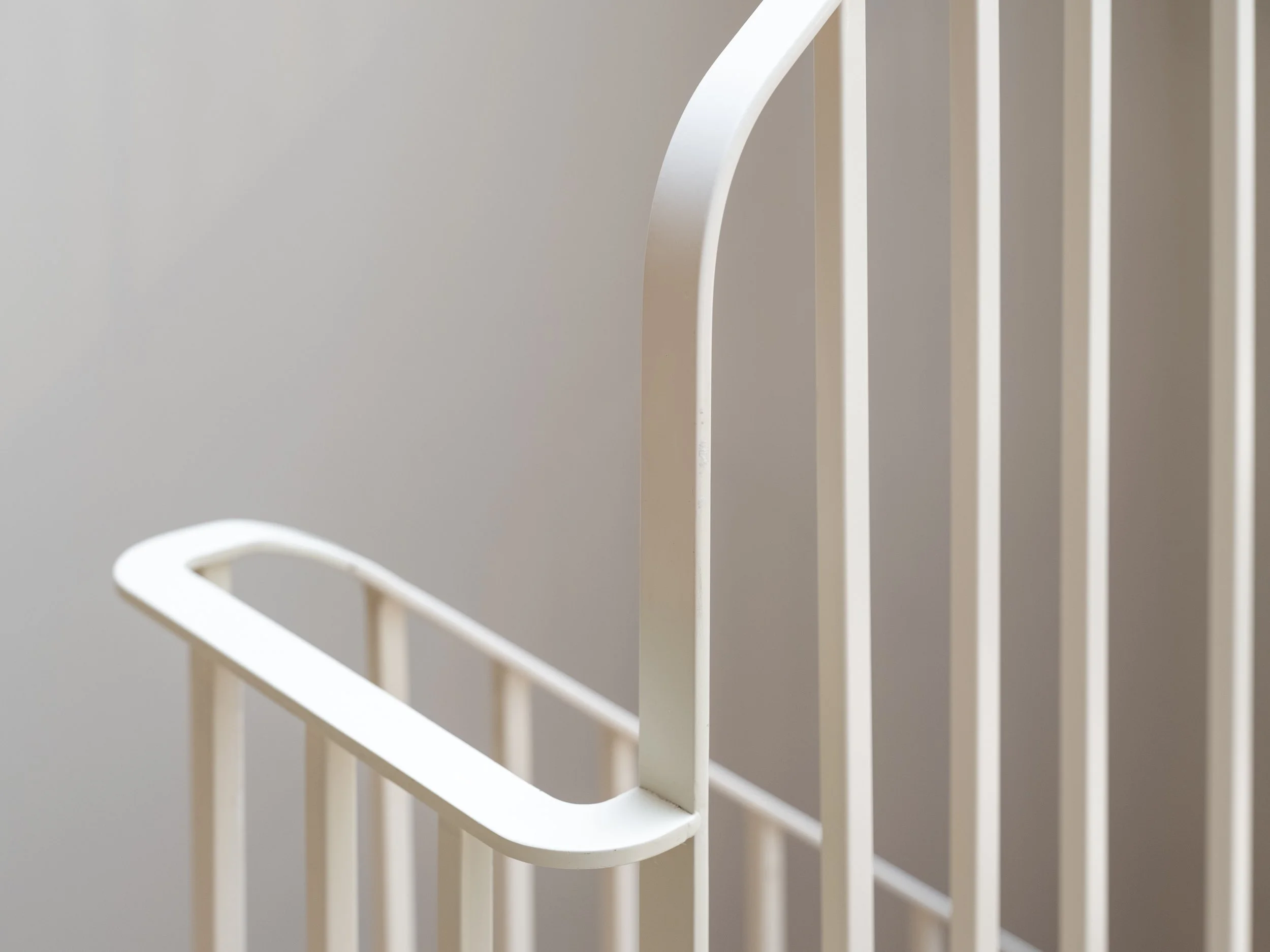 Détail de l’escalier sur mesure du projet Signature Trafalgar montrant une quincaillerie presque entièrement dissimulée et des assemblages réalisés avec grande précision.
