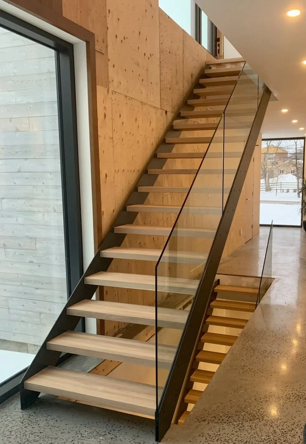 OPT_Escalier+ouvert+avec+limons+latéraux+en+acier+et+garde-corps+en+verre+trempé.jpeg
