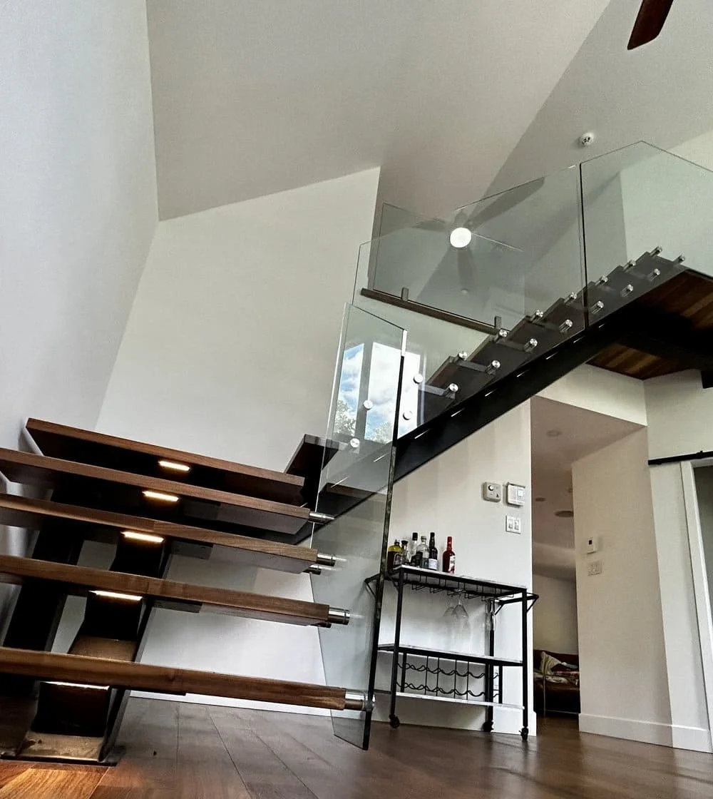 OPT_Escalier+ouvert+à+deux+volées+avec+limon+central+en+acier+et+lumières+LED+intégrées.jpeg