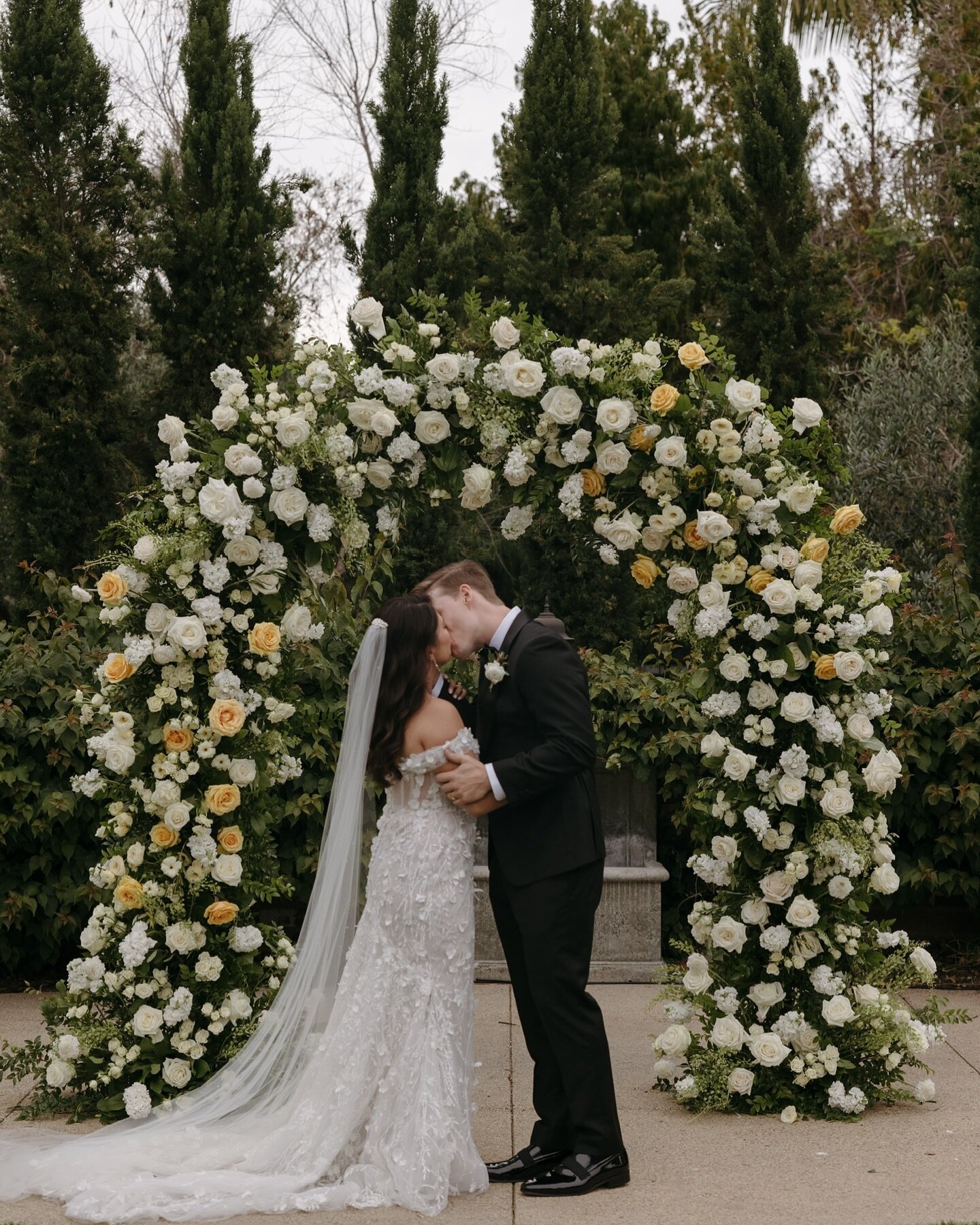 an forever kind of love 💛

Planning and design :: @whitelaceevent@jessasarie_
Venue:: @estancialajolla
Photos :: @karinasantosphoto
Video :: @blackshuttermedia
Florals:: @joyofbloomflorals
Hair :: @atoasttobeauty
Makeup :: @makeupbydpav
Rentals :: @