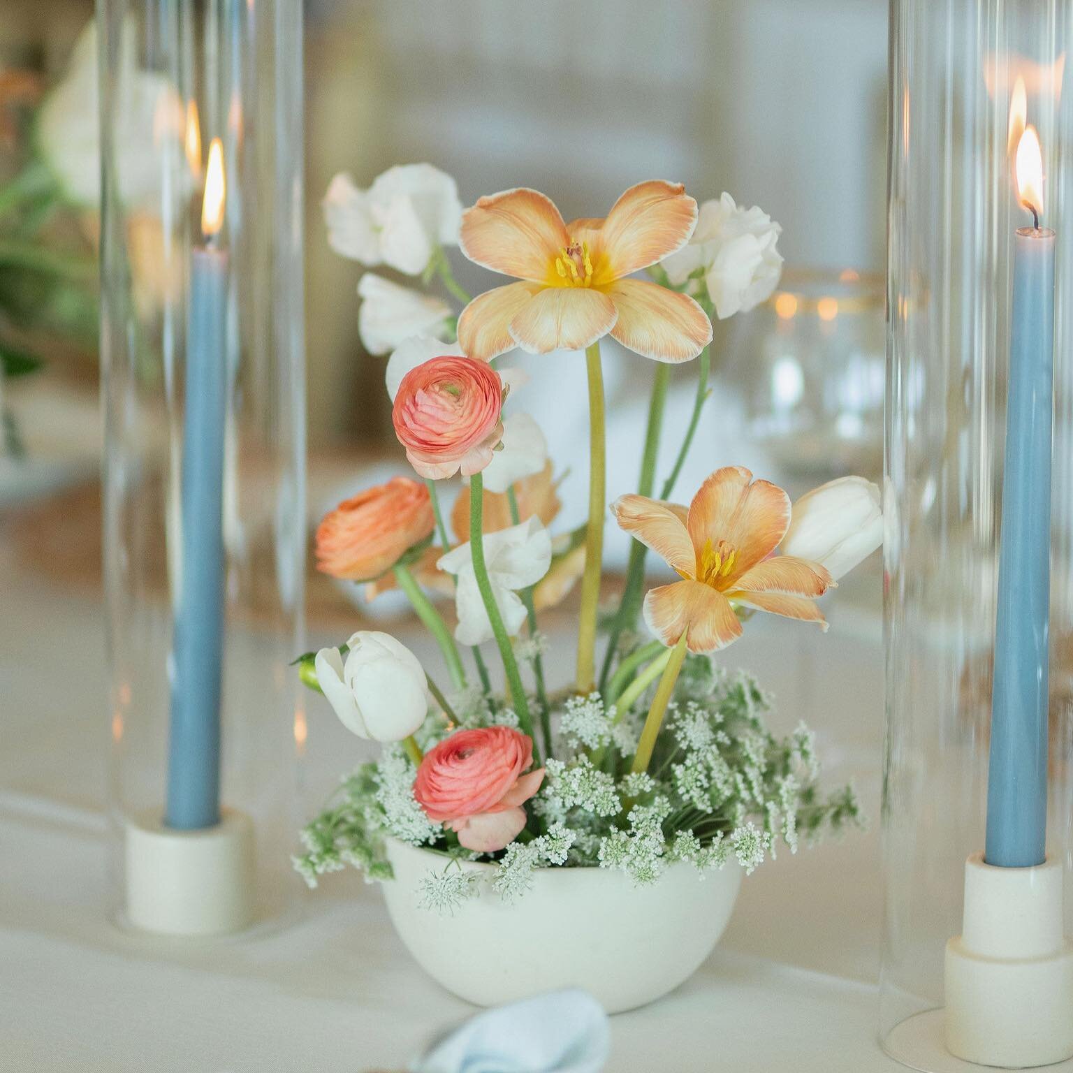 Happy little floral moment with a pop of blue. We love an unexpected candle choice 🙌🏼
.

Coordination &amp; Design: @alwaysallegra_ 
Venue: @belairbayclub 
Floral Design &amp; Artistry: @joyofbloomflorals
DJ/Photobooth/Cold Sparklers: @secondsong_o