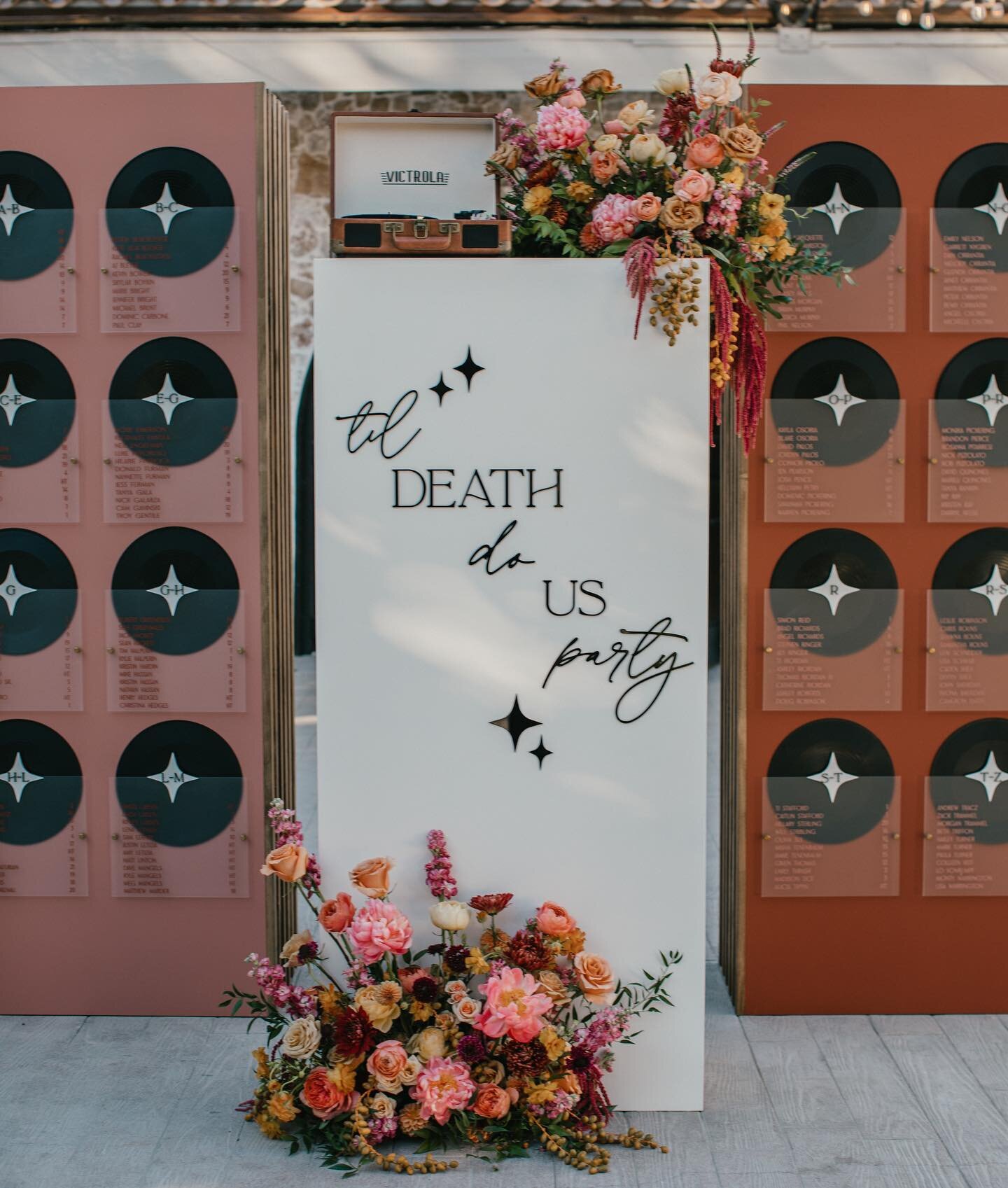 It always so fun to see how creative couple get with their escort signs. Such a cool way to add a personalized touch to your day
.

Planner: @karlispanglerevents 
Venue: @calamigosevents
Beauty: @antonmakeup @jerrodrobertshair @blushing.beauty
Cake: 