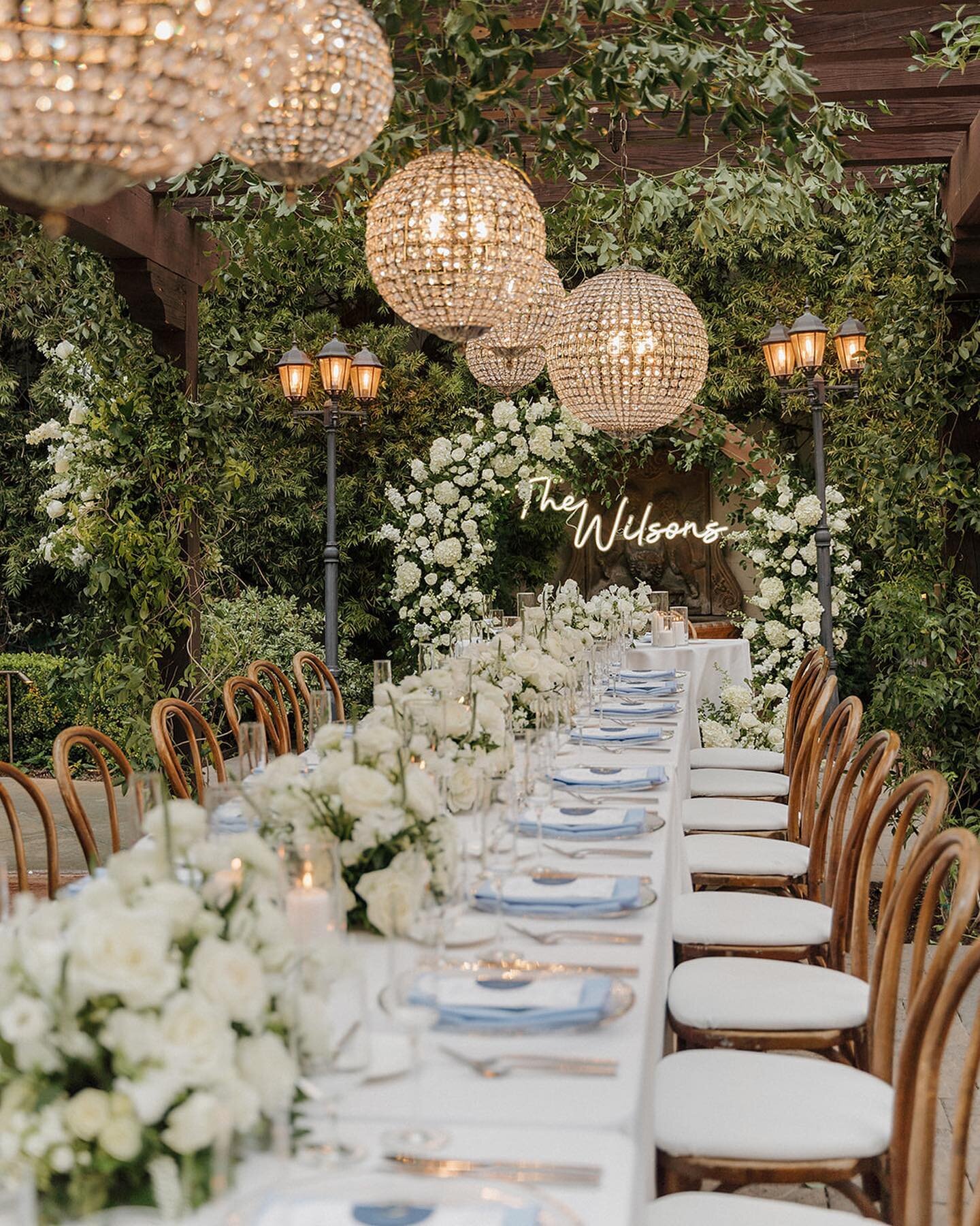 Timeless elegant head table moment 
.
Photo + Video: @vibycreative 
Planning + Design: @detailsdarling @alebrontsema
Venue: @franciscangardens 
Catering + Bar: @24carrotscatering
Florals: @joyofbloomflorals 
Signage: @wildhouseink
Rentals: @sundrop_v