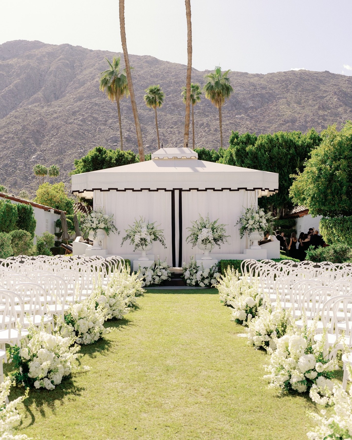 palm springs chic ✨

Photo: @aliciaminkphoto
Planning + Design: @detailsdarling @alebrontsema 
Venue: @avalonhotels
Florals: @joyofbloomflorals
Video: @samengfilms
Day of Signage Builds: @wildhouseink
Invites + Day of Signage: @robinsonscreativehouse