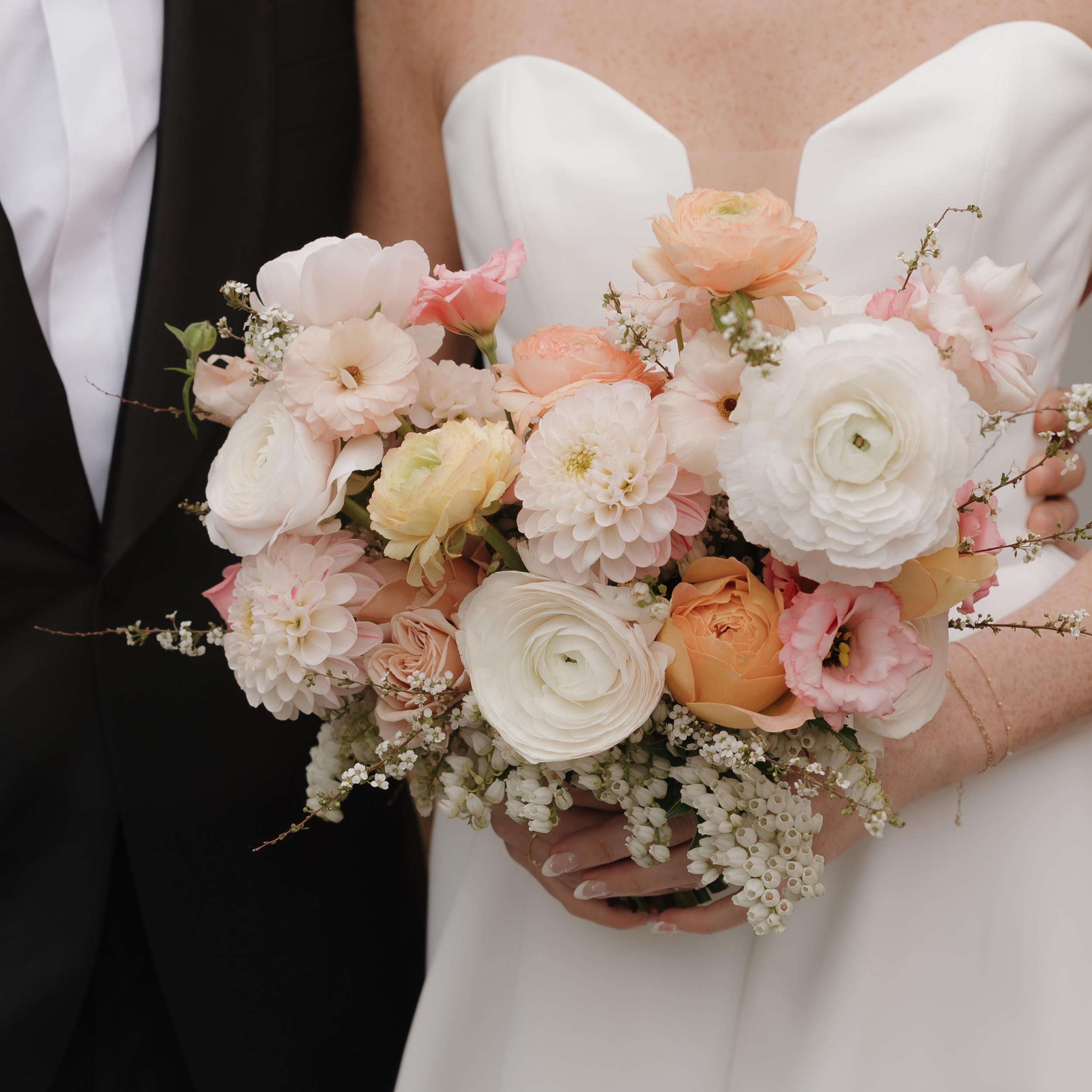 Pastels are having a moment and I am so here for it 
.
Venue: @thelautnercompound
Catering: @f10_catering
Bar: @cocktailconcierge
Planning + Design: @fetelledesigns
Photography: @ashgabes_photography
Content Creator: @cupidcontentco
Florals: @joyofbl