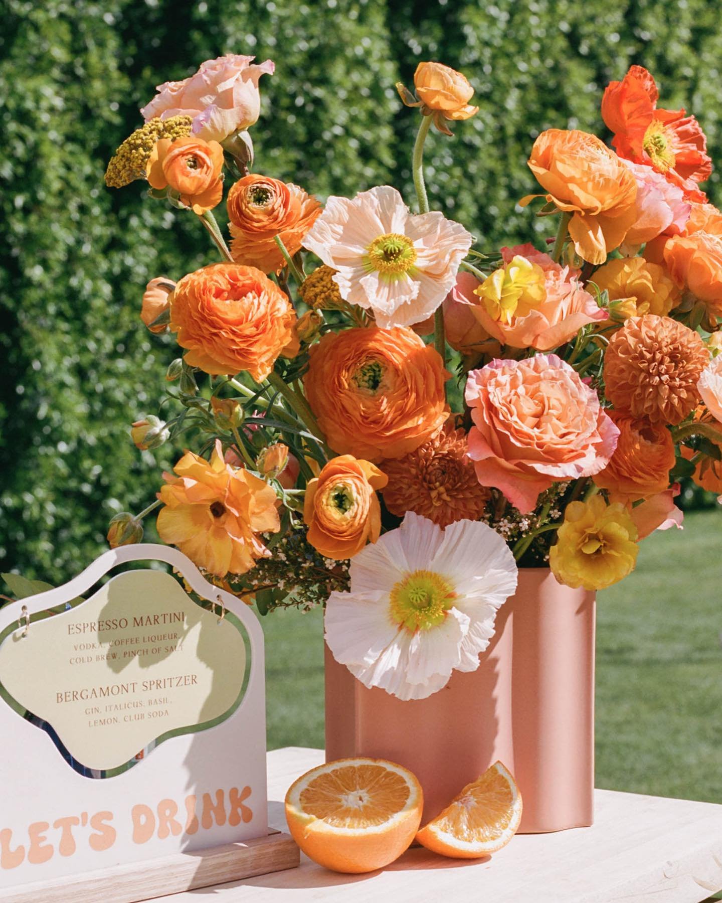 How about those poppies though?!! 🍊
.
Photographer: @sincerelysini 
Planner: @detailsdarling @kaylakam
Signage: @wildhouseink 
Venue: @villaroyale_palmsprings