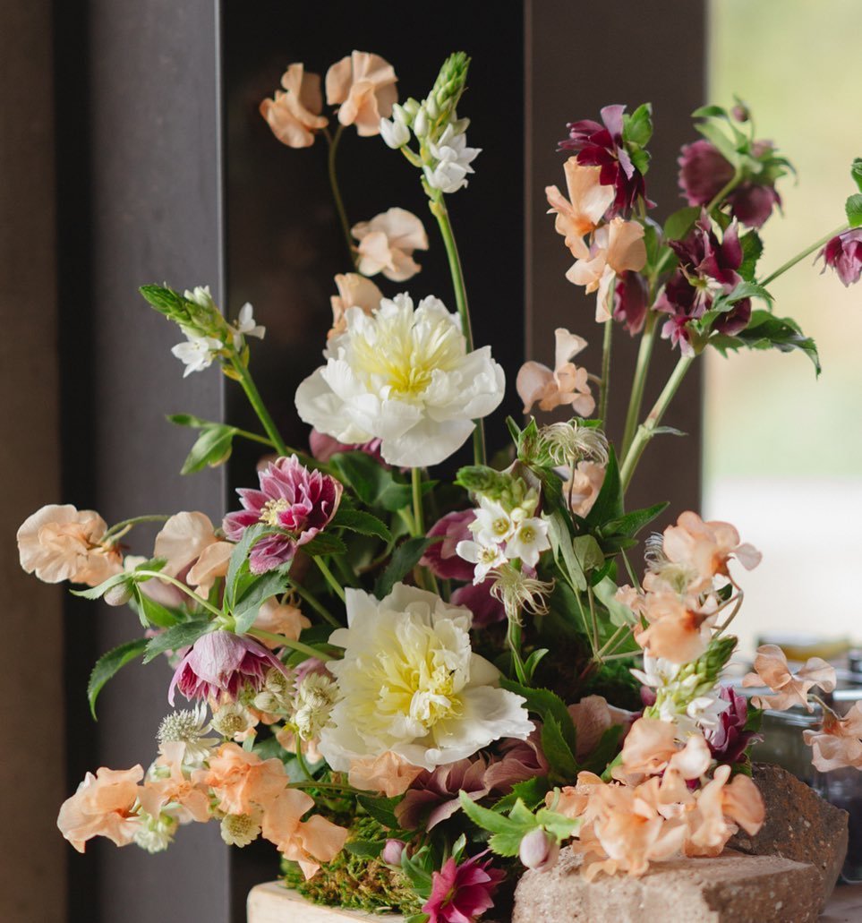 Floral moment for the bar 
.

Planning &amp; design :: @whitelaceevent @jessasarie_
Venue :: @alilamareabeachresort
Photos :: @karinasantosphoto
Florals :: @joyofbloomflorals
Rentals :: @adorefolklore @catalogatelier
Video :: @oilandwinefilms
Content