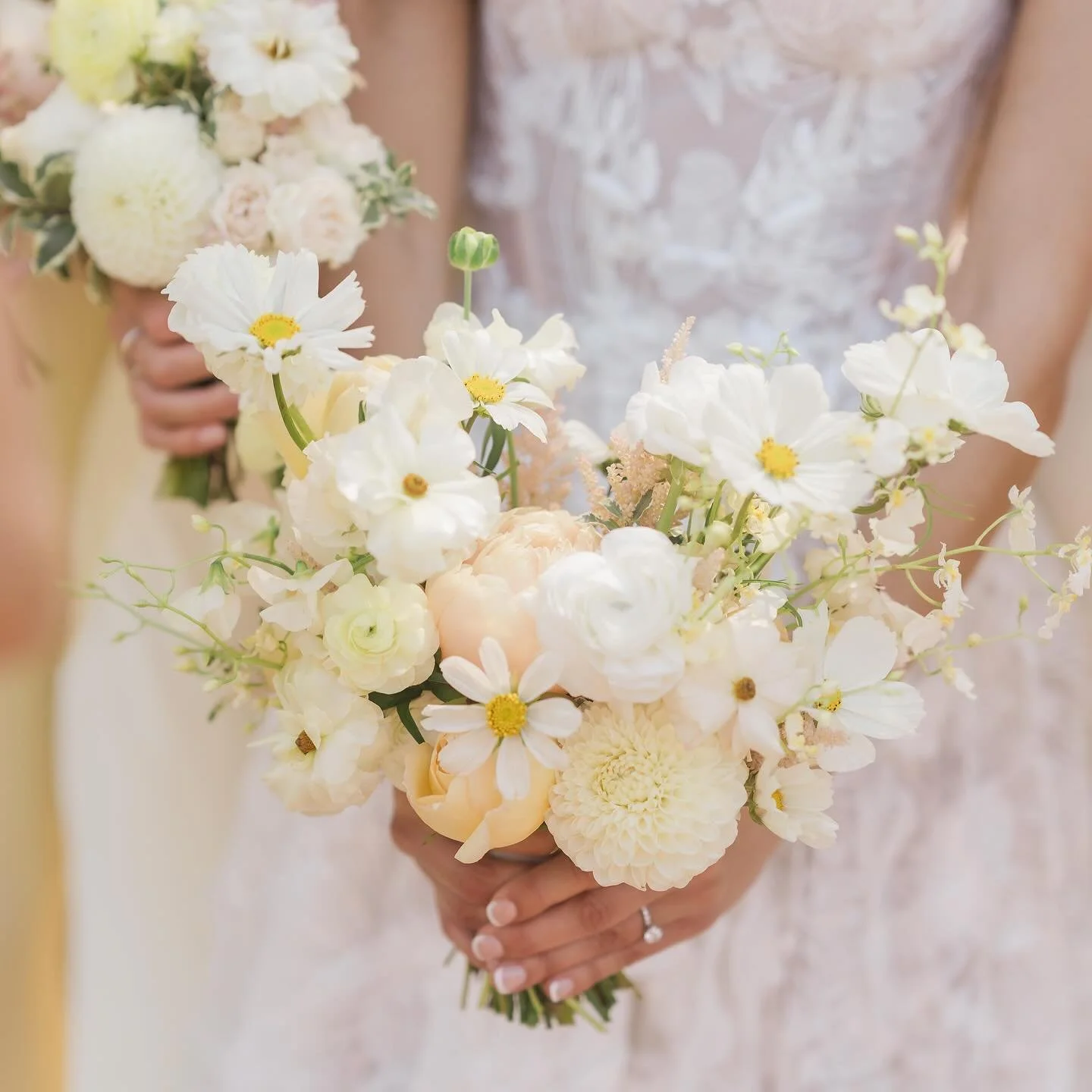 A pretty summer bouquet&hellip; also when the groom holds the bouquet 🙌🏼
.
Photo: @sarafrance 
Planning + Design: @detailsdarling @alessandrabrontsema 
Video: @lansdown.media 
Florals: @joyofbloomflorals
Venue: @theinnatrsf
Rentals: @brighteventren