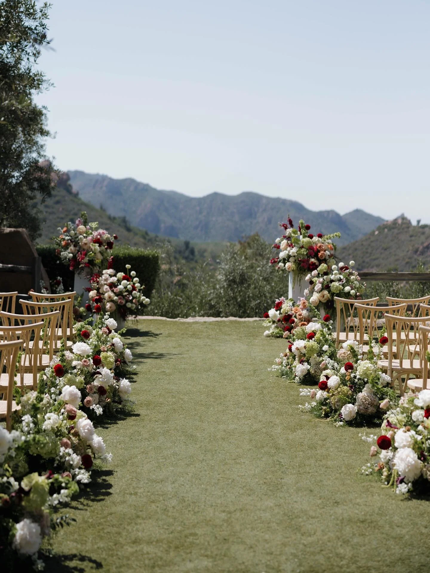 Always fun to play with a different color palette. The view wasn&rsquo;t bad either! 
.
Photo: @moniquebiancaphoto 
Planning + Design: @detailsdarling @alessandrabrontsema
Venue: @cielofarms
Florals: @joyofbloomflorals
Hair + Makeup: @marla_hairandma