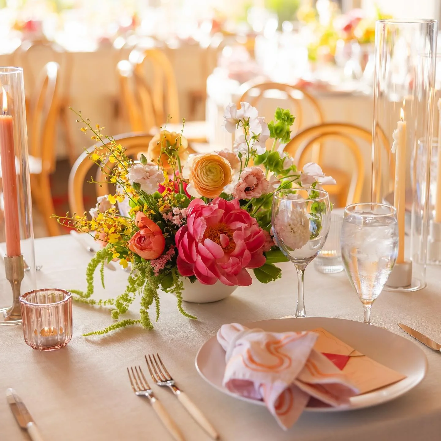 Reception filled with pops of color and texture 
.
Venue: @mission.hills.country.club
Planning &amp; Design: @fawnevents 
Photo: @kathleengeiberge
Floral: @joyofbloomflorals
Rentals: @adorefolklore @abovethetopevents
Specialty Tabletop: @catalogateli