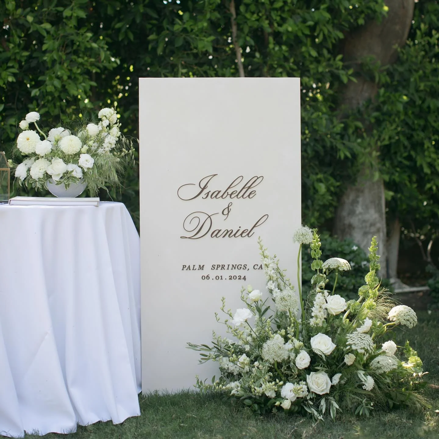 Welcome table moment to start off a beautiful wedding day 
.
.

Photo: @lupejuarezphoto 
Planning + Design: @detailsdarling @alebrontsema 
Venue: @theinglesideinn
Florals: @joyofbloomflorals 
Signage: @studiorestore.co
Rentals: @sigpartyrentals 
Hair