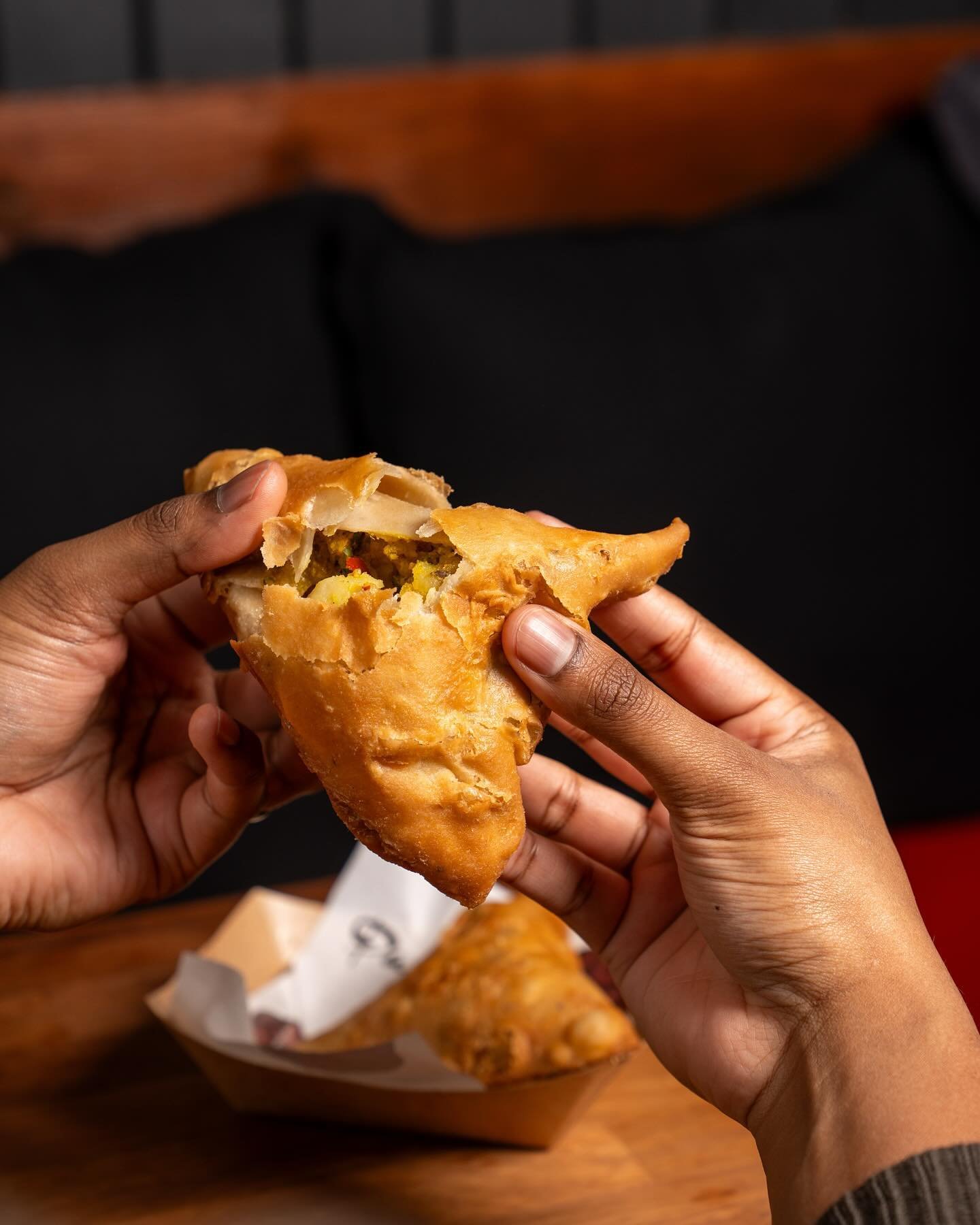 That first crunch into a Samosa. Crisp on the outside, bursting with a medley of spiced vegetables on the inside &ndash; that&rsquo;s the magic of a vegetable samosa 🤤 

📍 Croydon | Streatham

-

#paratharoll #vegan #veganfood #foodie #halallondon 