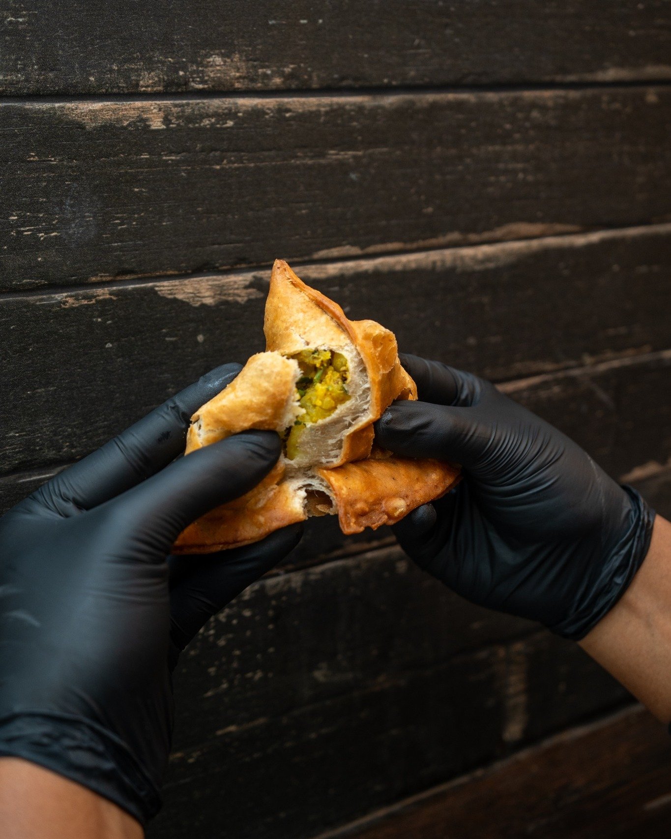 One bite into Paratha Inn&rsquo;s samosa, and you&rsquo;re hooked! Crispy, golden pastry filled with a blend of spices that packs a punch of flavour 😍✨ 

📍 Croydon | Streatham

-

#parathainn #samosa #samosas #halallondon #halalfood #london #london