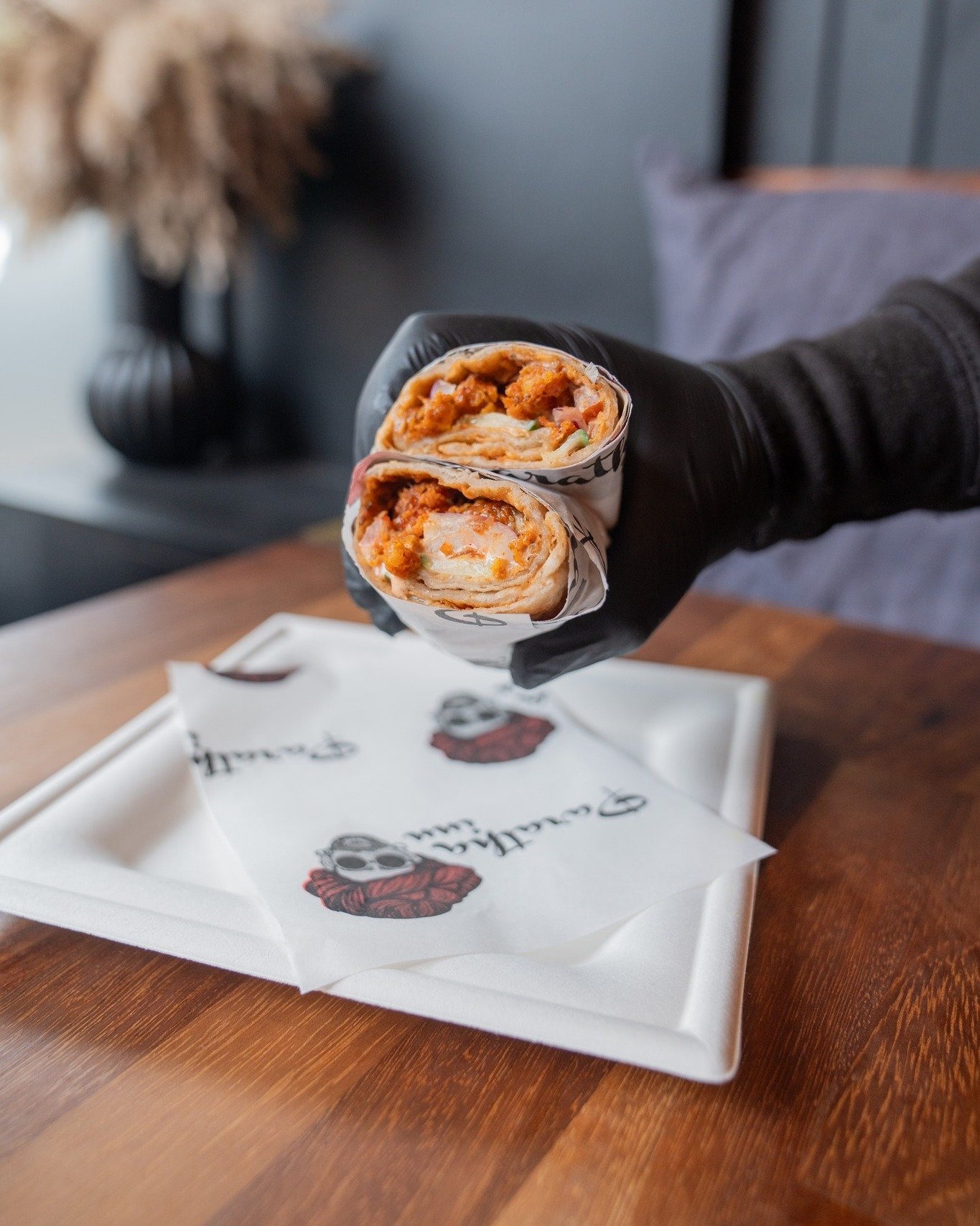 Flaky on the outside, flavorful on the inside! Paratha Inn&rsquo;s signature wrap offers a taste of tradition and a burst of spices with each delicious bite ✨😍

📍 Croydon | Streatham

-

#parathainn #paratharolls #rolls #croydonmums #paratha #roll 