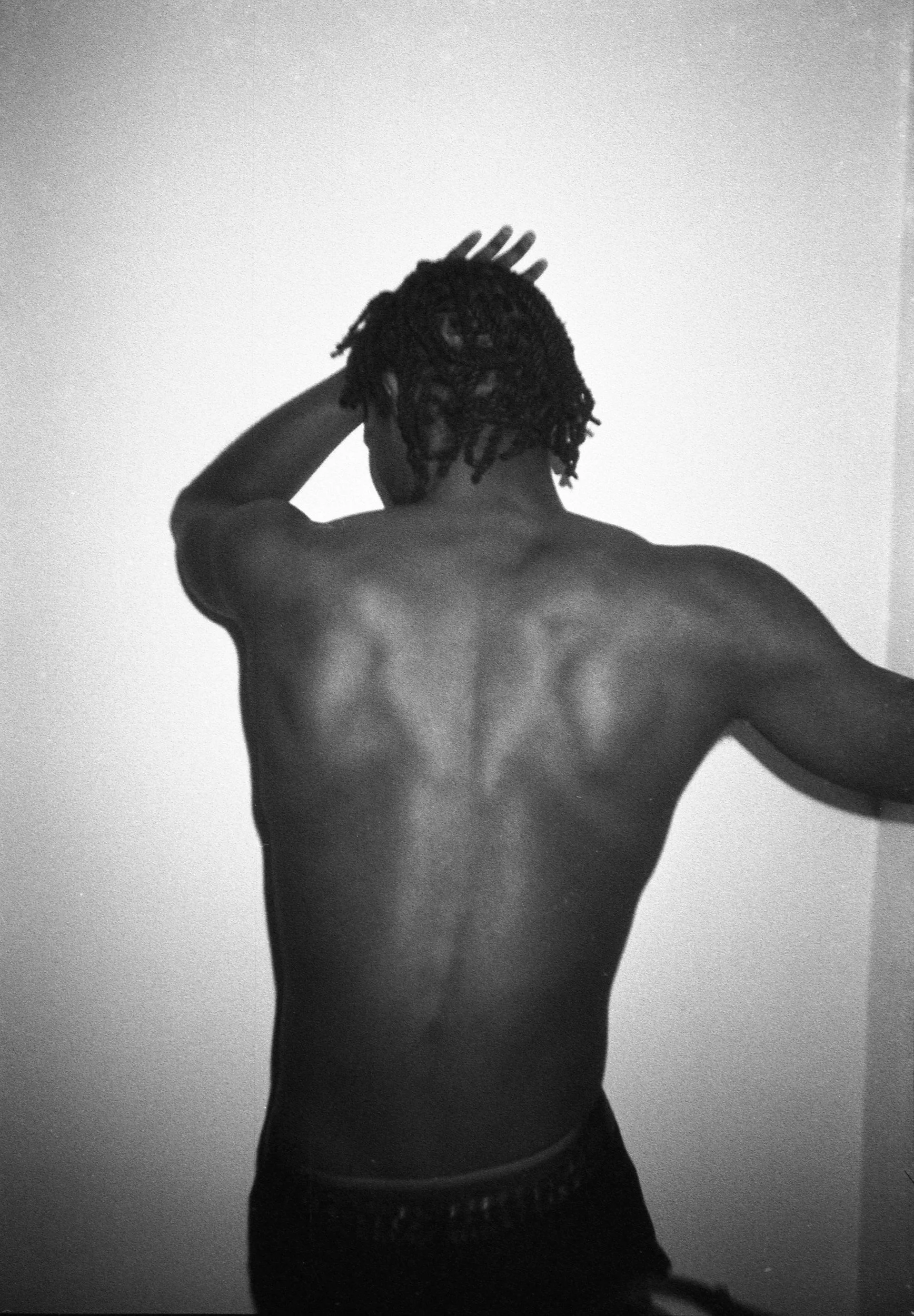 What does happiness mean? What is the emblem of ultimate freedom? Can we even describe it in words or perhaps through photography? Linda Zhengová has been transgressing geographical borders in search of happiness, yet walking the thin line between sa