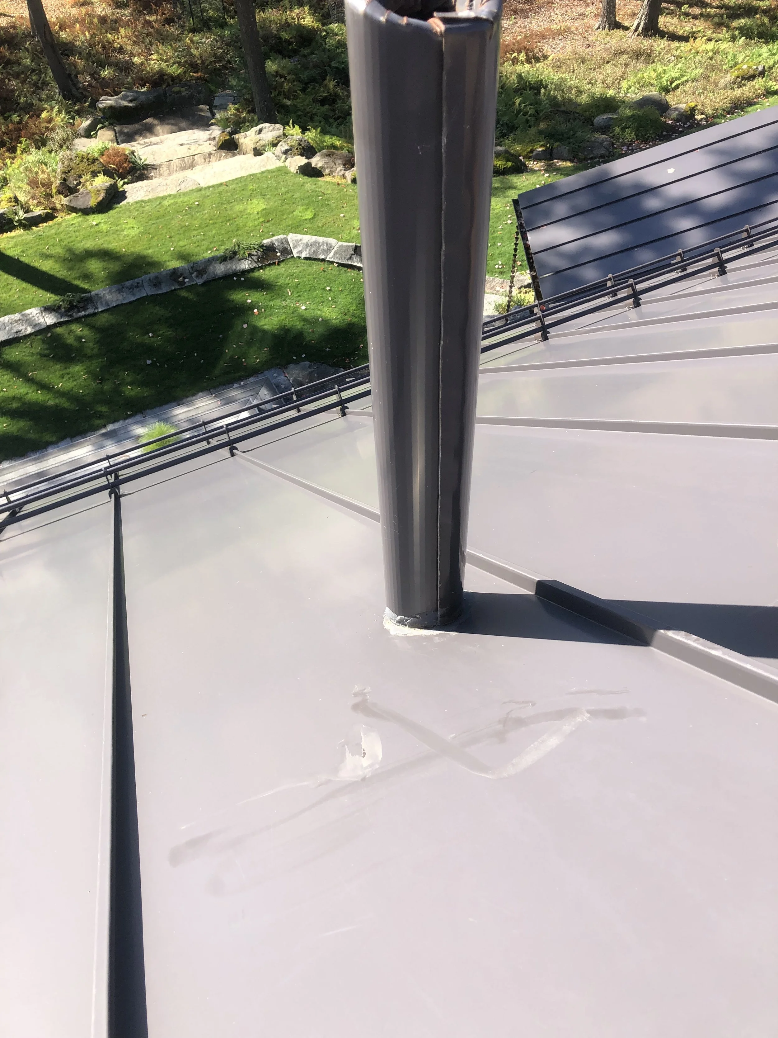 Failed pipe boot fitting reliant on chemical sealant