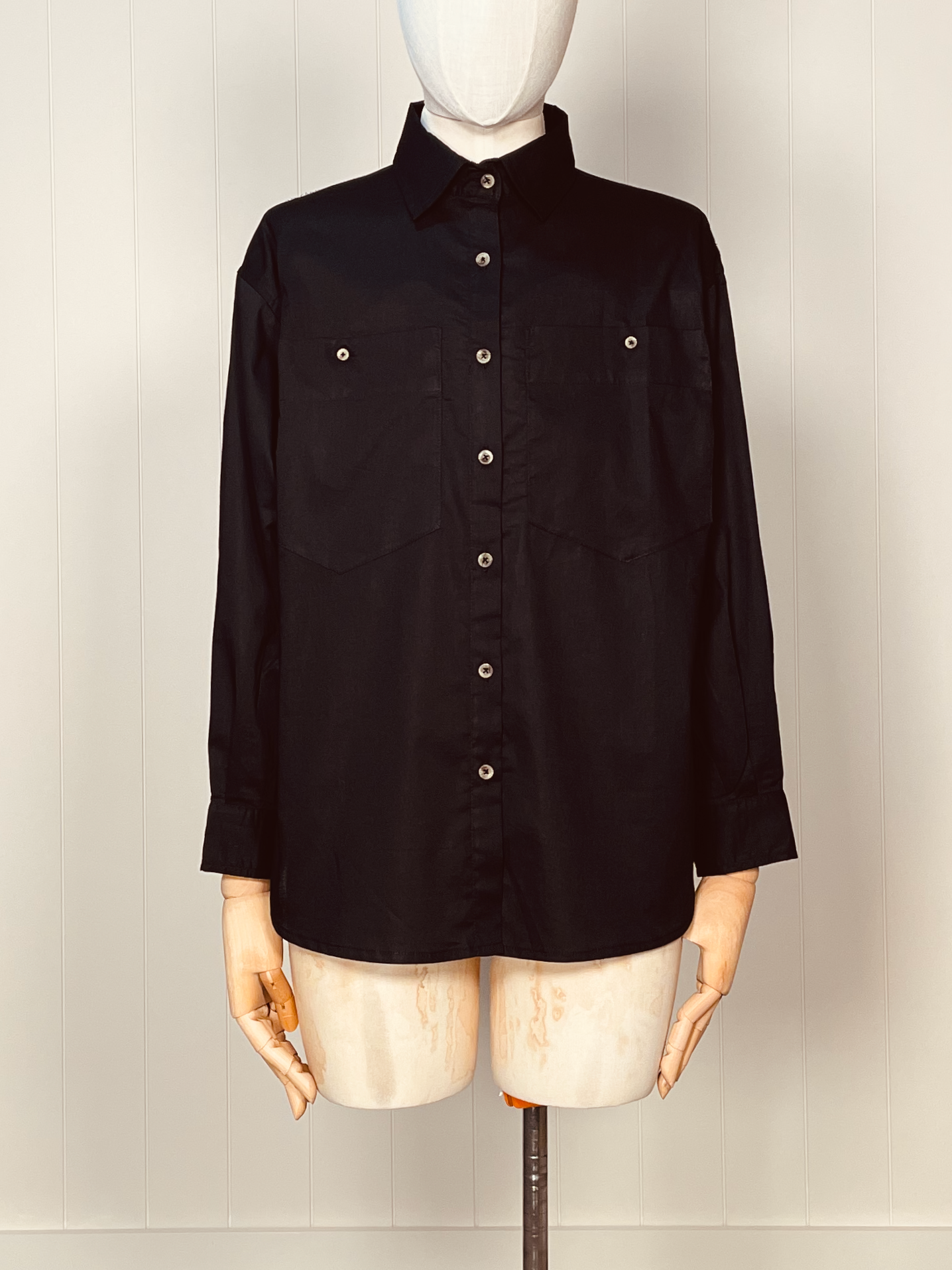 Button Up black front.png