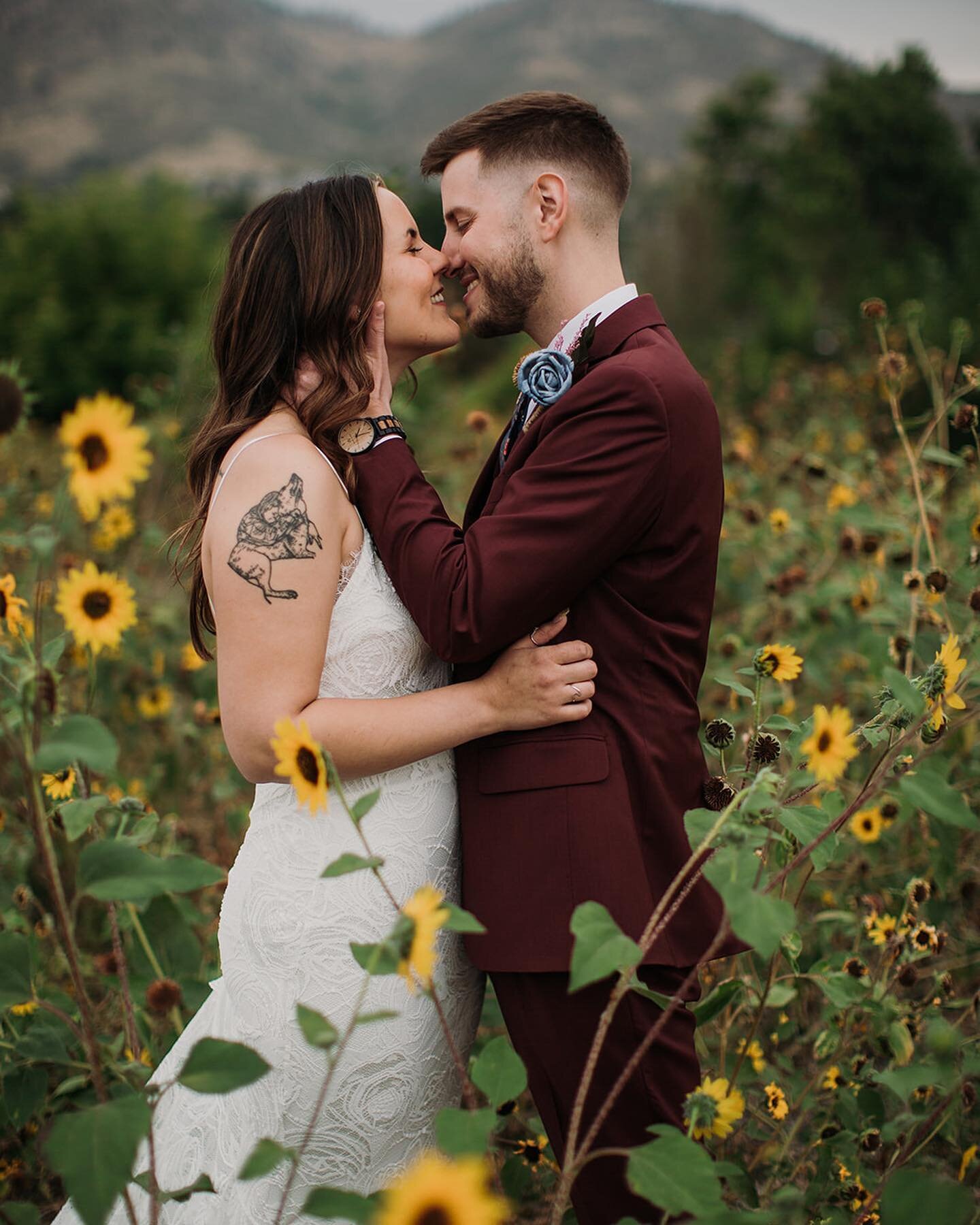 Another epic wedding story that&rsquo;s just too good not to share! This one is about sunflowers and a side of ink&hellip; yup, you heard that right 🔥🔥