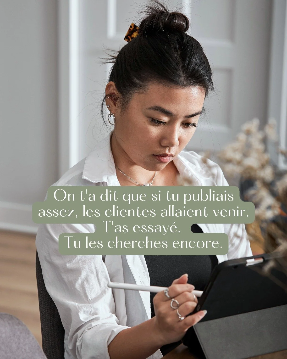 Le probl&egrave;me c'est pas l'algorithme...

C'est pas ton nombre d'abonn&eacute;s non plus.

C'est que tu publies sans strat&eacute;gie. Sans objectif clair.

Y'a une diff&eacute;rence &eacute;norme entre &ecirc;tre active sur Instagram et avoir un