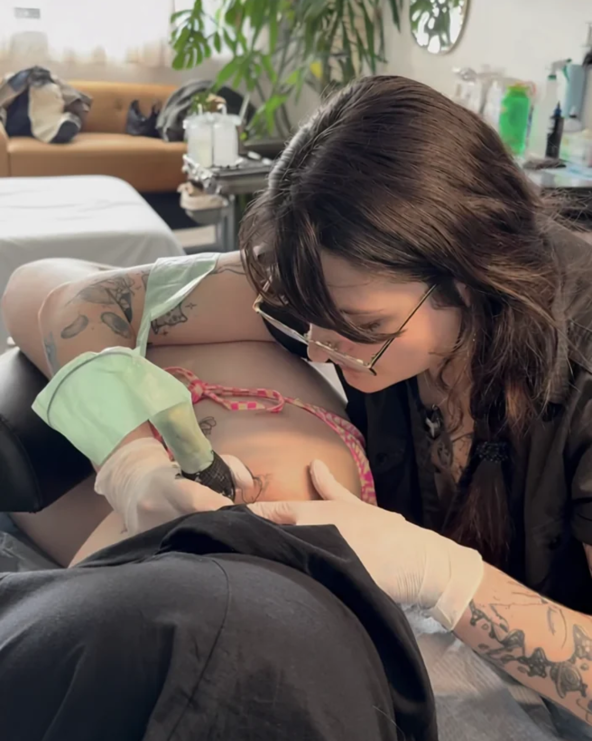 Alexe d'It's My Ink tatouant une pièce fine line botanique à Montréa
