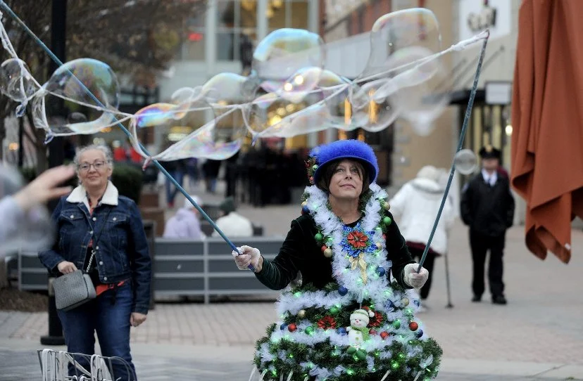 Bubbles Over Georgia performing at the 2022 Annual MOG Tree Lighting. 