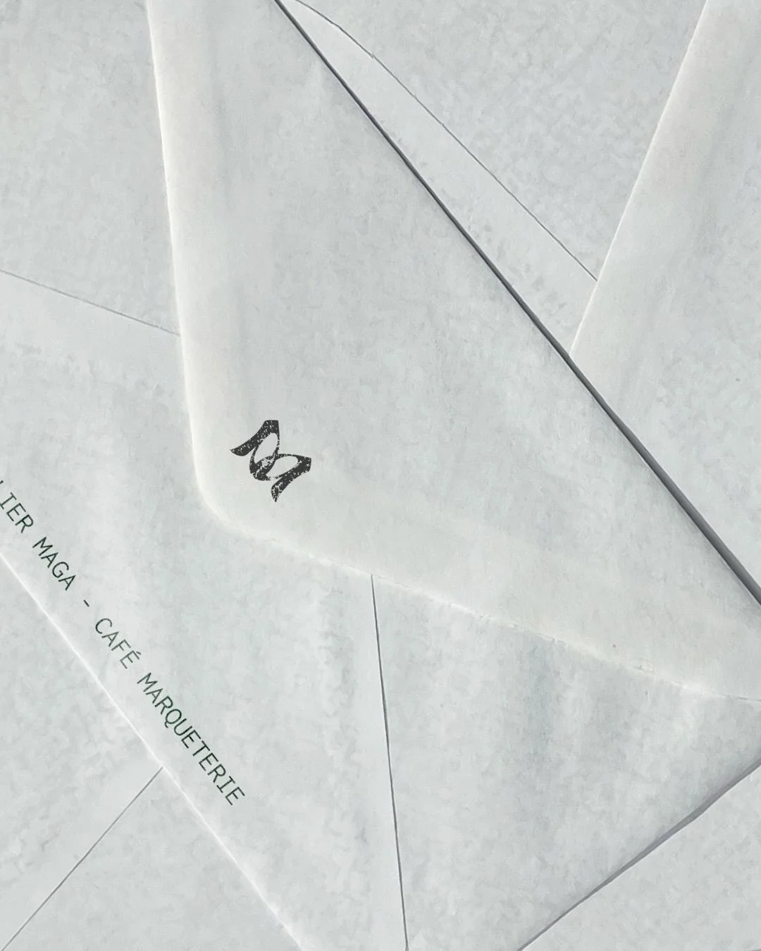 💌&nbsp;Chaque identit&eacute; de marque &agrave; son histoire - et j&rsquo;aime particuli&egrave;rement glisser des symboles, des petits secrets que souvent seuls, mes client.e.s et moi, connaissons, sur les dessous de leur identit&eacute; de marque