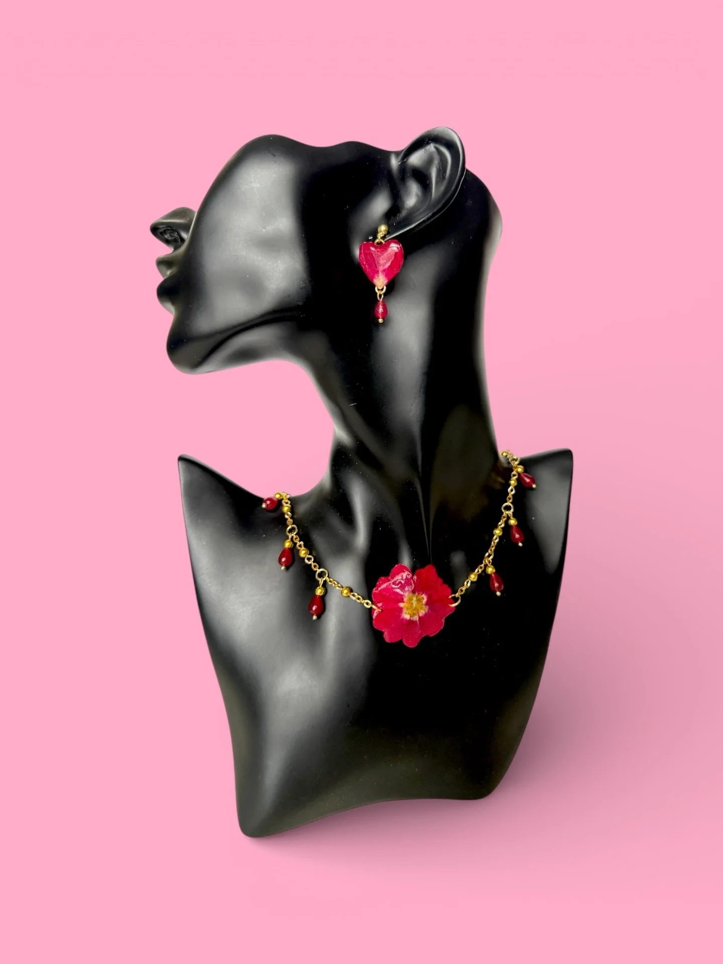 Looking for something to do Friday night? 
May I suggest @mplscraftmkt&rsquo;s valentines event at @machineshopmpls? 💗
-
Cocktail bar to sip while you shop, my favorite DJ who plays the best tunes @djbusterbaxter, and two whole floors of vendors to 