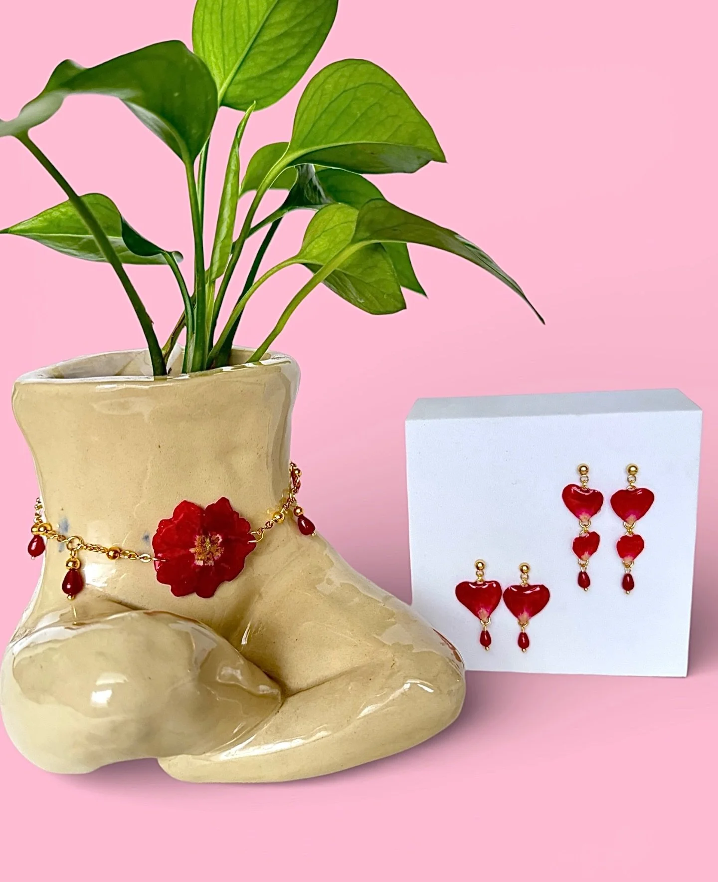 Stop &amp; smell the roses | Valentines collection 💌
-
This collection was inspired by pressed rose petals that are naturally shaped like hearts &amp; the beautiful hues of red and pink in the tri-color dyed daisies
-
Available in a limited quantity