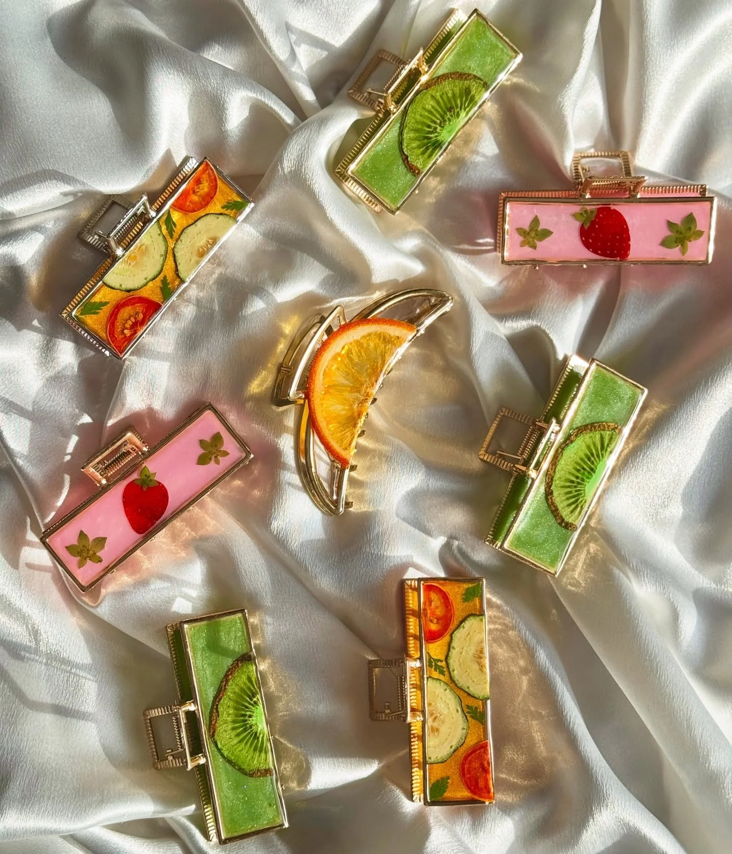 The clips saw their shadow this morning, and unlike Sir Punxsutawney Phil, that actually means winter is coming to a sweet end &amp; spring is on her merry way 🙏🏽
-
Production of the fruit &amp; veggie clips are back in full swing!!! 🍓🍊🥝🍅🥒

#r