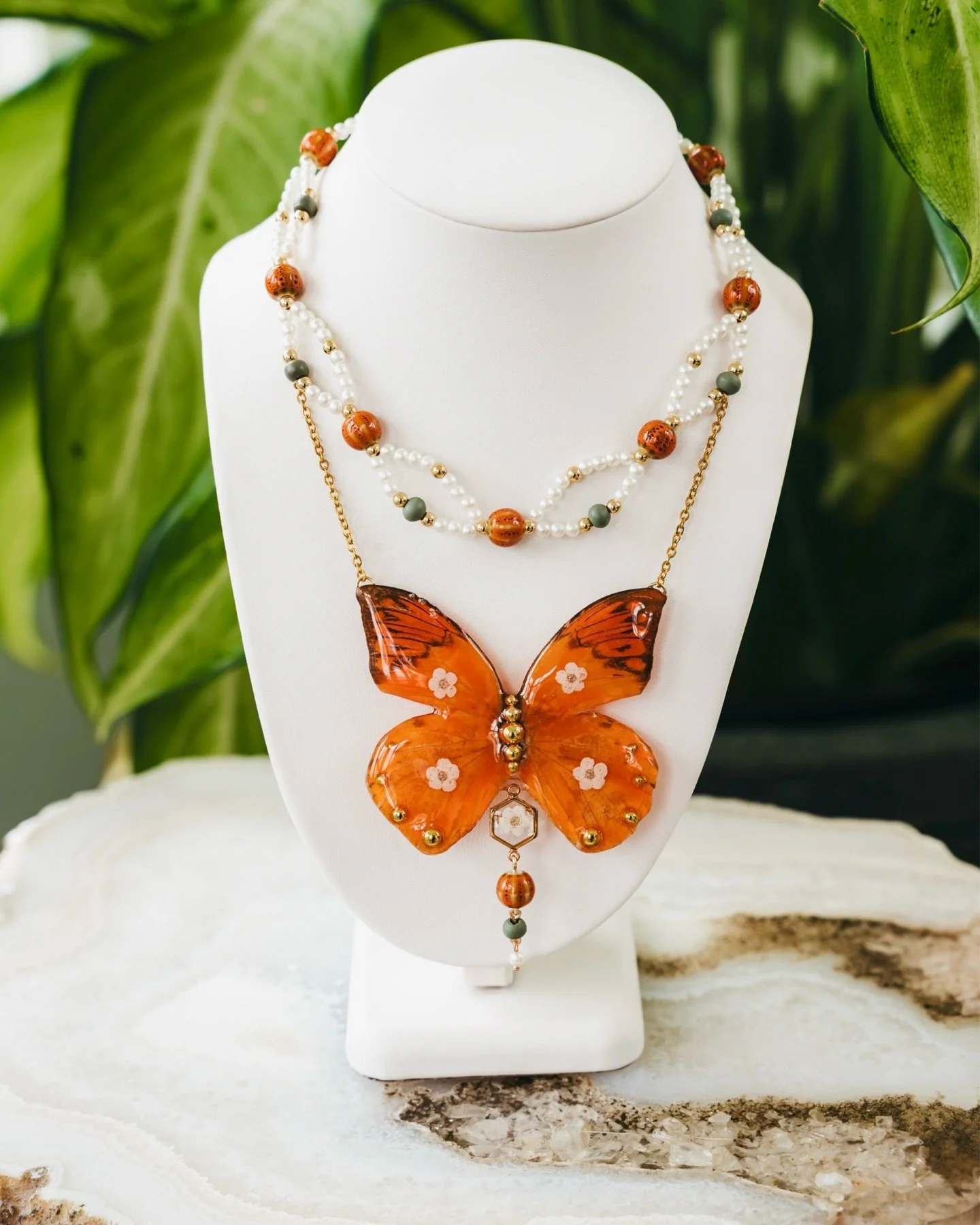 Sneak peek at my next big launch coming this spring:
BOWS, PETALS, &amp; WINGS 🎀🌸🦋
All pieces are made with real preserved butterflies, flowers, veggies, and foliage.
-
📸 Photos taken by my absolute favorite photographer: @madelineelli_ working w