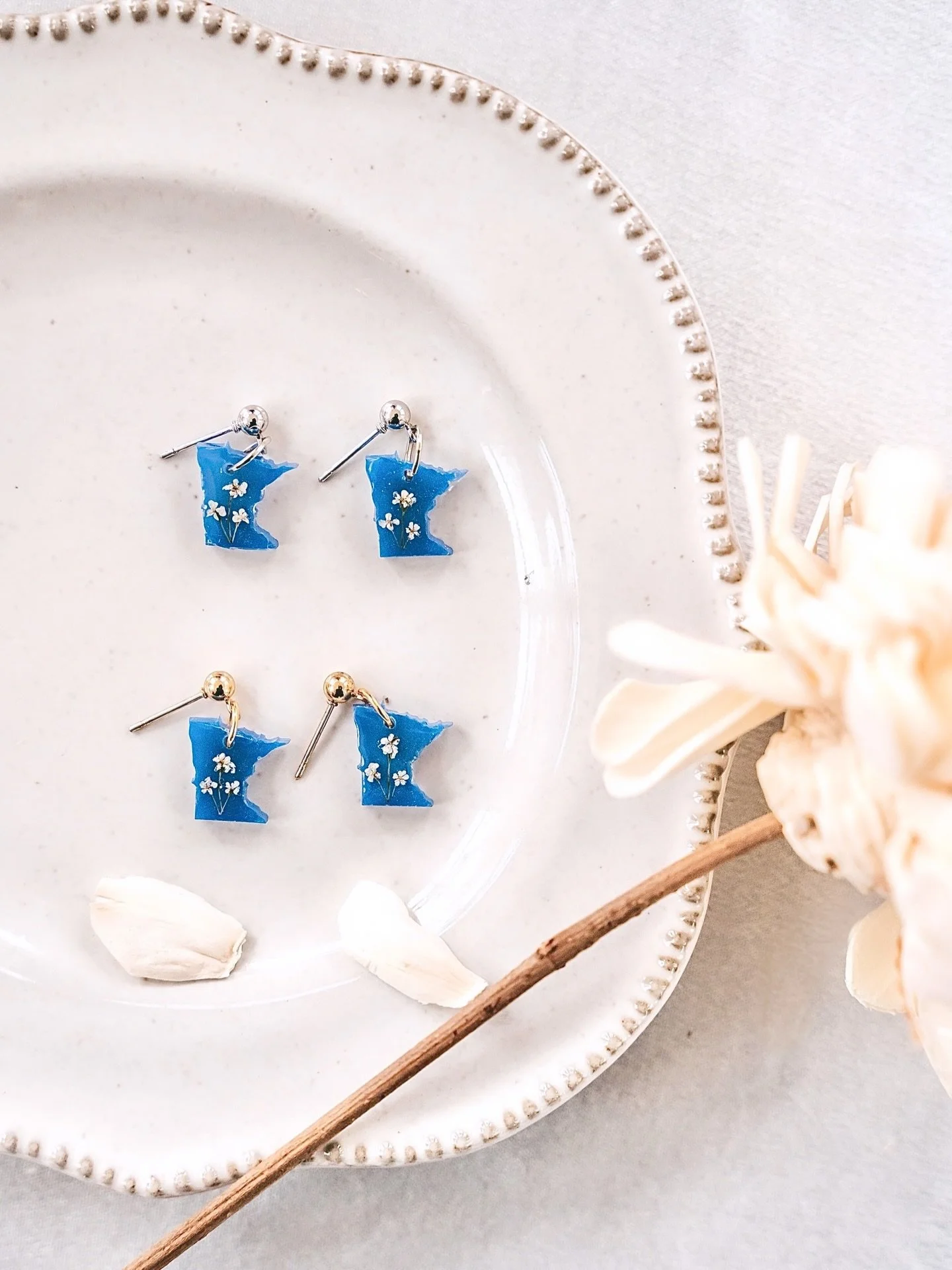 Inspired by our beautiful 10,000 lakes, these Minnesota state earrings with pressed flowers will be available at the @meetminneapolis visitor center store in Nicollet Mall starting in April. 🌾🐟
**Earrings will also come in an option of green in ded