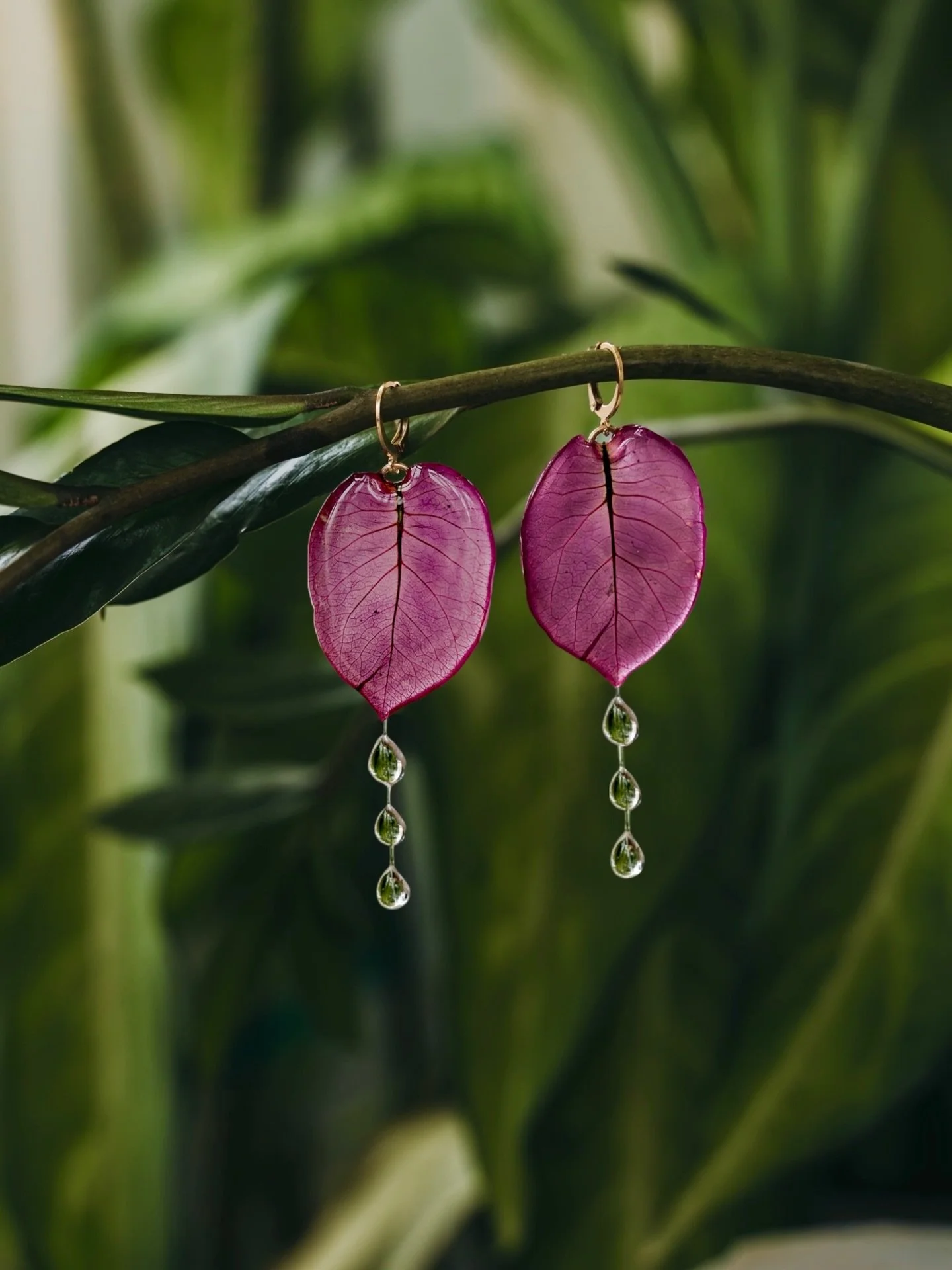 🌺 Raindrop Bougainvillea Petal Set 🌺
-
Out of my entire collection- these were the pieces I loved the most. Using resin to replicate water rolling off petals after a rain storm ☔️

#resinartist #botanicaljewelry #flowerset #bougainvillea