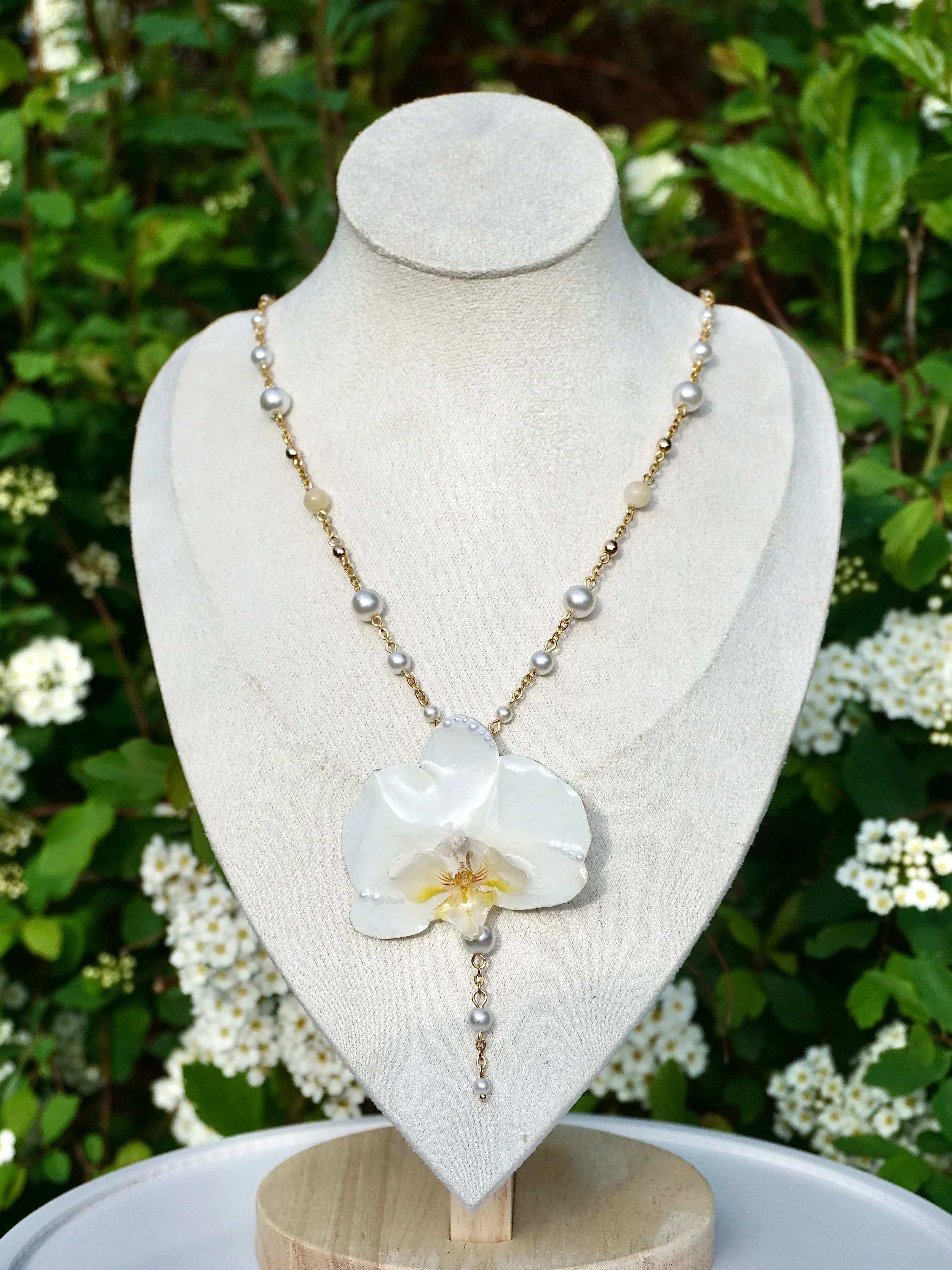 ✨ White Orchid Pearl Necklace ✨
Made with a real preserved orchid as the statement piece with added pearl embellishments to the petals.
-
I&rsquo;ve been really enjoying leaning into necklaces lately- they&rsquo;ve brought a lot of joy back into my c