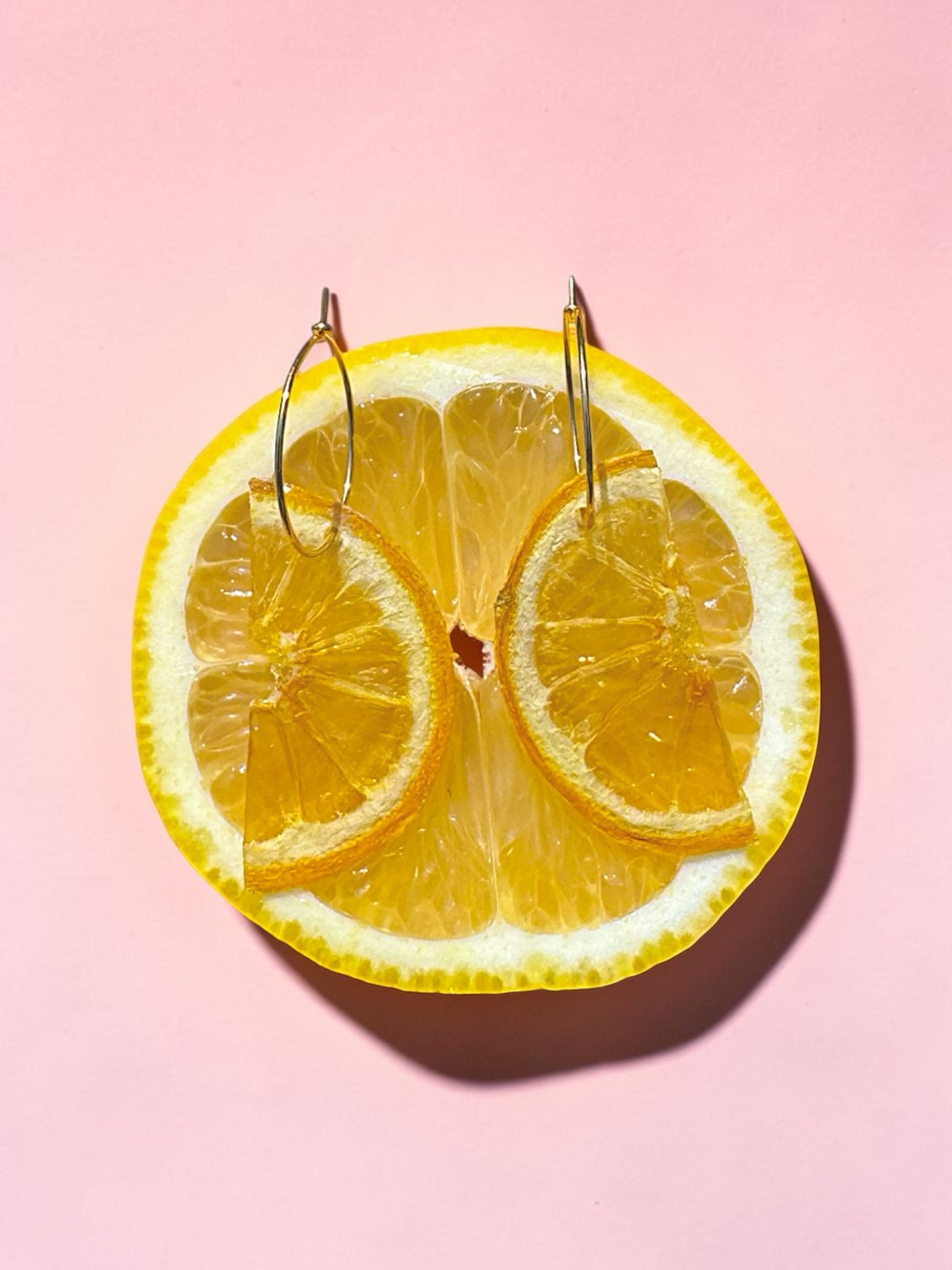 When life gives you lemons- turn them into the perfect summer accessory 🍋🙂&zwj;↕️
-
Real preserved and dehydrated lemon slice hoops available in both gold &amp; silver